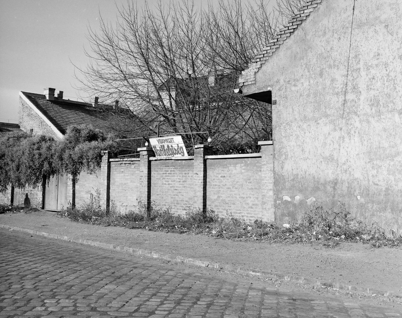 Hungary, Budapest X., a Gergely utca 33. szám alatti Vidámkert vendéglő kerthelyiségének Kerecseny utca felőli kerítése. A kép forrását kérjük így adja meg: Fortepan / Budapest Főváros Levéltára. Levéltári jelzet: HU.BFL.XV.19.c.10, 1971, Budapest Főváros Levéltára / BRFK helyszínelési fényképei, BRFK Hivatala Bűnügyi Technikai Osztály, Budapest, sign-board, Fortepan #284296