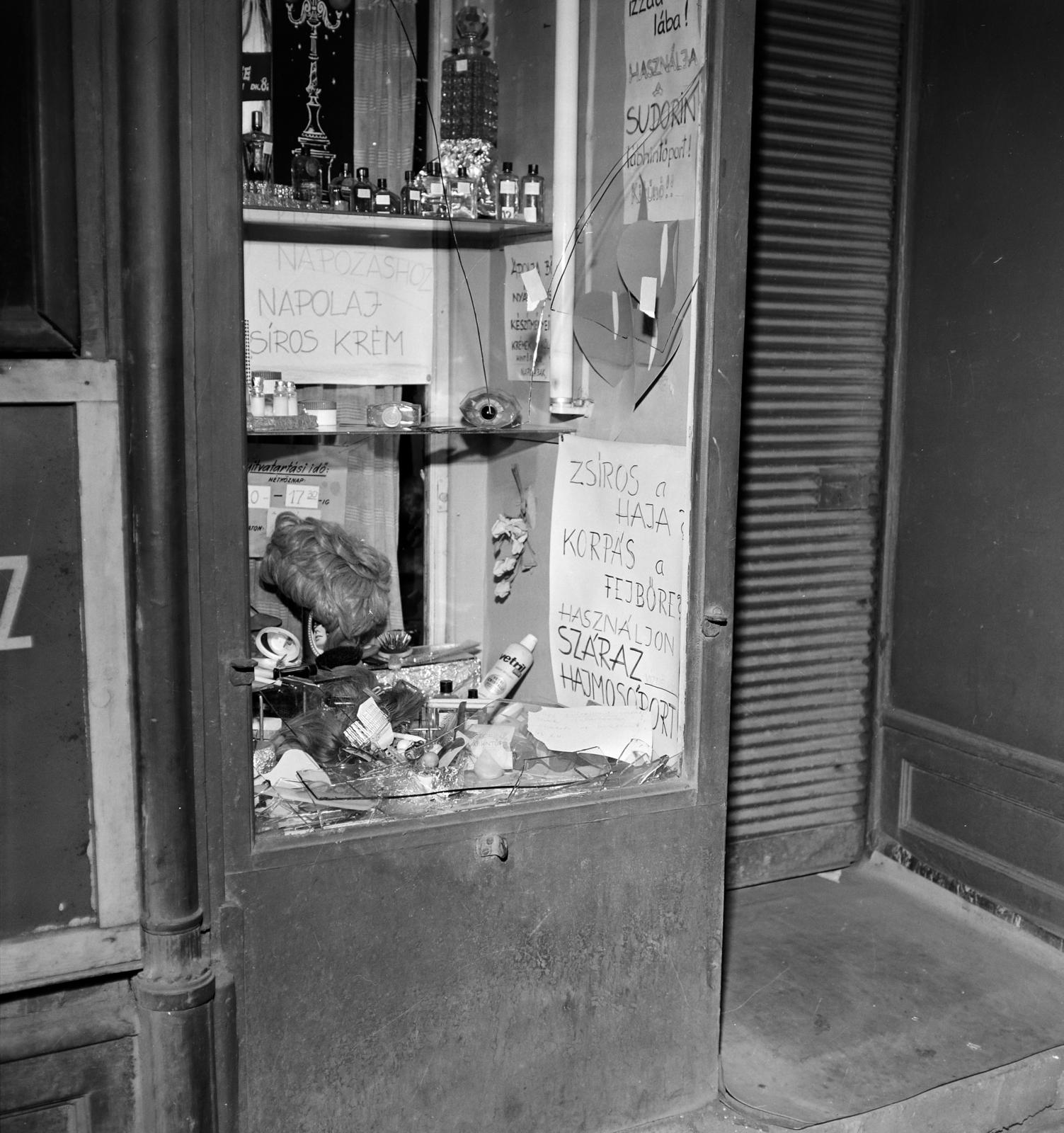 A kép forrását kérjük így adja meg: Fortepan / Budapest Főváros Levéltára. Levéltári jelzet: HU.BFL.XV.19.c.10, 1971, Budapest Főváros Levéltára / BRFK helyszínelési fényképei, BRFK Hivatala Bűnügyi Technikai Osztály, Show window, perfume store, label, shopping hours, wig, Fortepan #284316