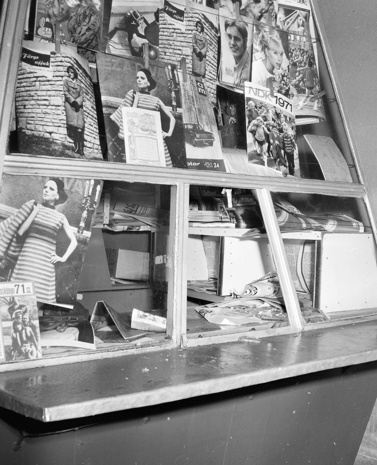 A kép forrását kérjük így adja meg: Fortepan / Budapest Főváros Levéltára. Levéltári jelzet: HU.BFL.XV.19.c.10, 1971, Budapest Főváros Levéltára / BRFK helyszínelési fényképei, BRFK Hivatala Bűnügyi Technikai Osztály, newsstand, Fortepan #284320