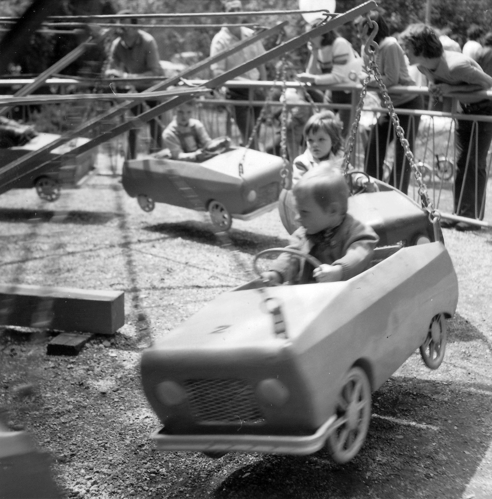 Hungary, Budapest XIV., Kis vidámpark., 1974, Jurányi Attila, carousel, amusement park, fun-fair, pedal car, Budapest, Fortepan #28433