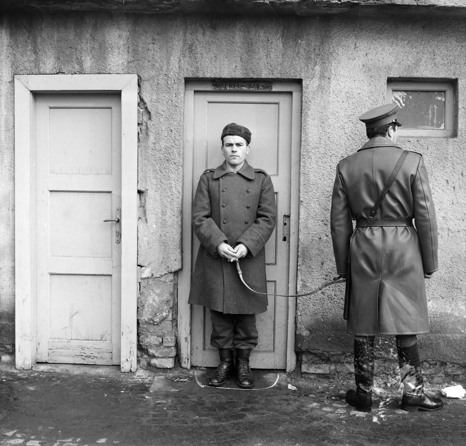 Hungary, Budapest XIX., a felvétel a Kispest vasútállomáson készült. A kép forrását kérjük így adja meg: Fortepan / Budapest Főváros Levéltára. Levéltári jelzet: HU.BFL.XV.19.c.10, 1971, Budapest Főváros Levéltára / BRFK helyszínelési fényképei, BRFK Hivatala Bűnügyi Technikai Osztály, Best of, cop, back, soldier, uniform, Budapest, crime reconstruction, Fortepan #284330