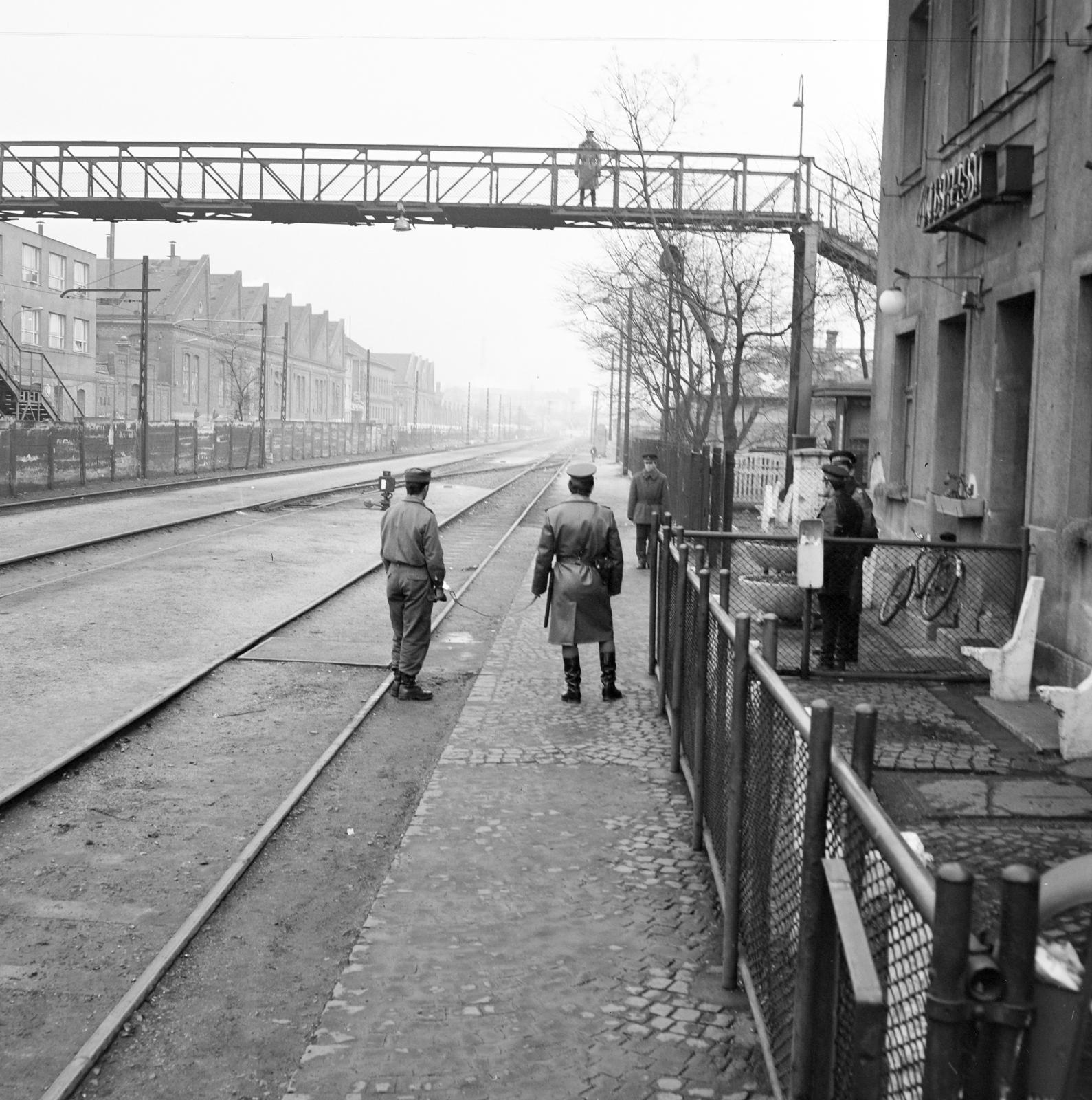 Hungary, Budapest XIX., Kispest vasútállomás, a felvétel a Liszt Ferenc utca - Hofherr Albert (Vöröscsillag) utca közötti gyalogosfelüljáró közelében készült. A kép forrását kérjük így adja meg: Fortepan / Budapest Főváros Levéltára. Levéltári jelzet: HU.BFL.XV.19.c.10, 1971, Budapest Főváros Levéltára / BRFK helyszínelési fényképei, BRFK Hivatala Bűnügyi Technikai Osztály, Budapest, Fortepan #284343