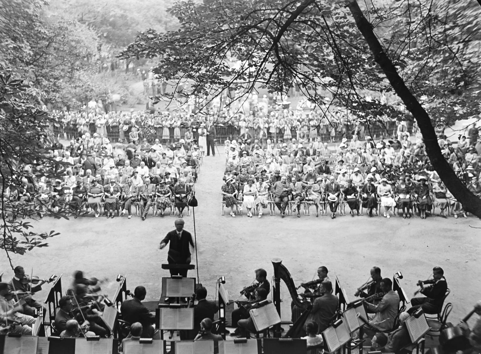 Hungary, Budapest V., Károlyi kert, a Székesfővárosi Zenekar hangversenye, a karmester Bor Dezső., 1936, Bor Dezső, Budapest, rest area, audience, free time, Fortepan #284356