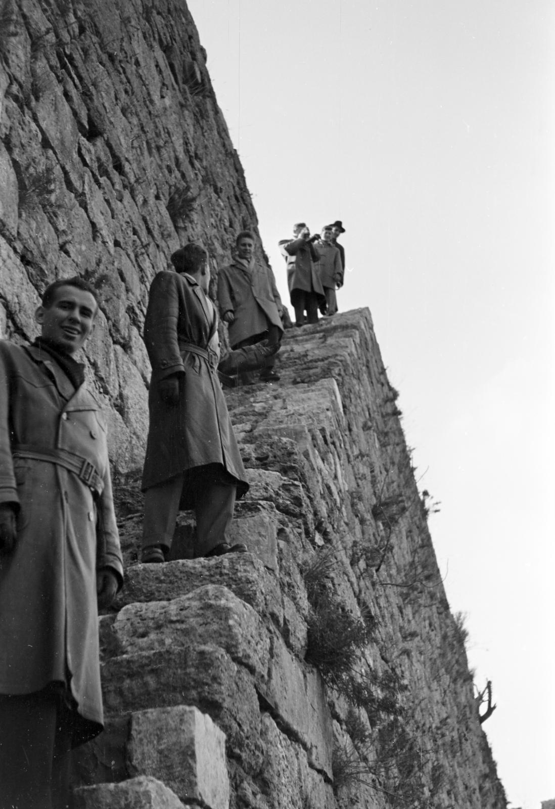 Törökország, Isztambul, a felvétel a Héttorony / Yedikule, a bizánci városfalnál készült., 1954, Bihari Erzsébet-Németh Tamás Lajos, Fortepan #284362