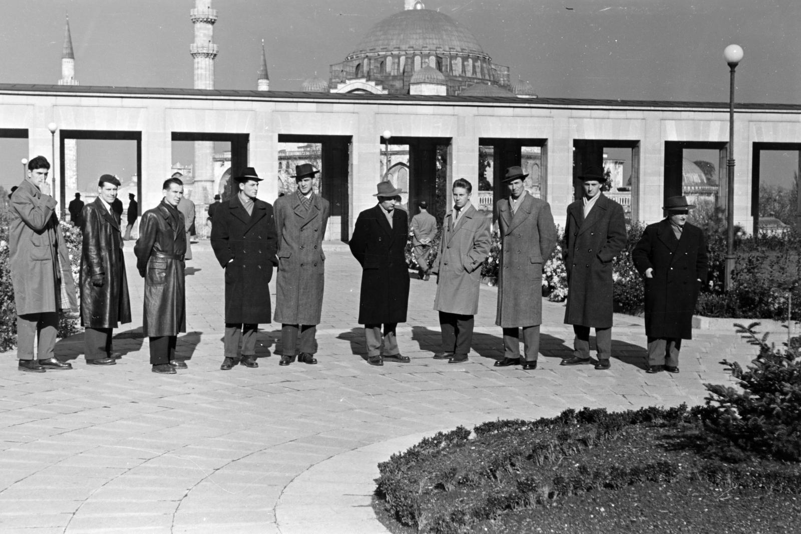 Törökország, Isztambul, a felvétel a Szulejmán-mecset előtt készült, válogatott kosárlabdázók. Balról Gabányi László, Mezőfi Tibor, Papp Péter. Jobbról a második Hódy László, majd Bogár Pál, Judik Zoltán., 1954, Bihari Erzsébet-Németh Tamás Lajos, bőrkabát, futballcsapat, Fortepan #284363