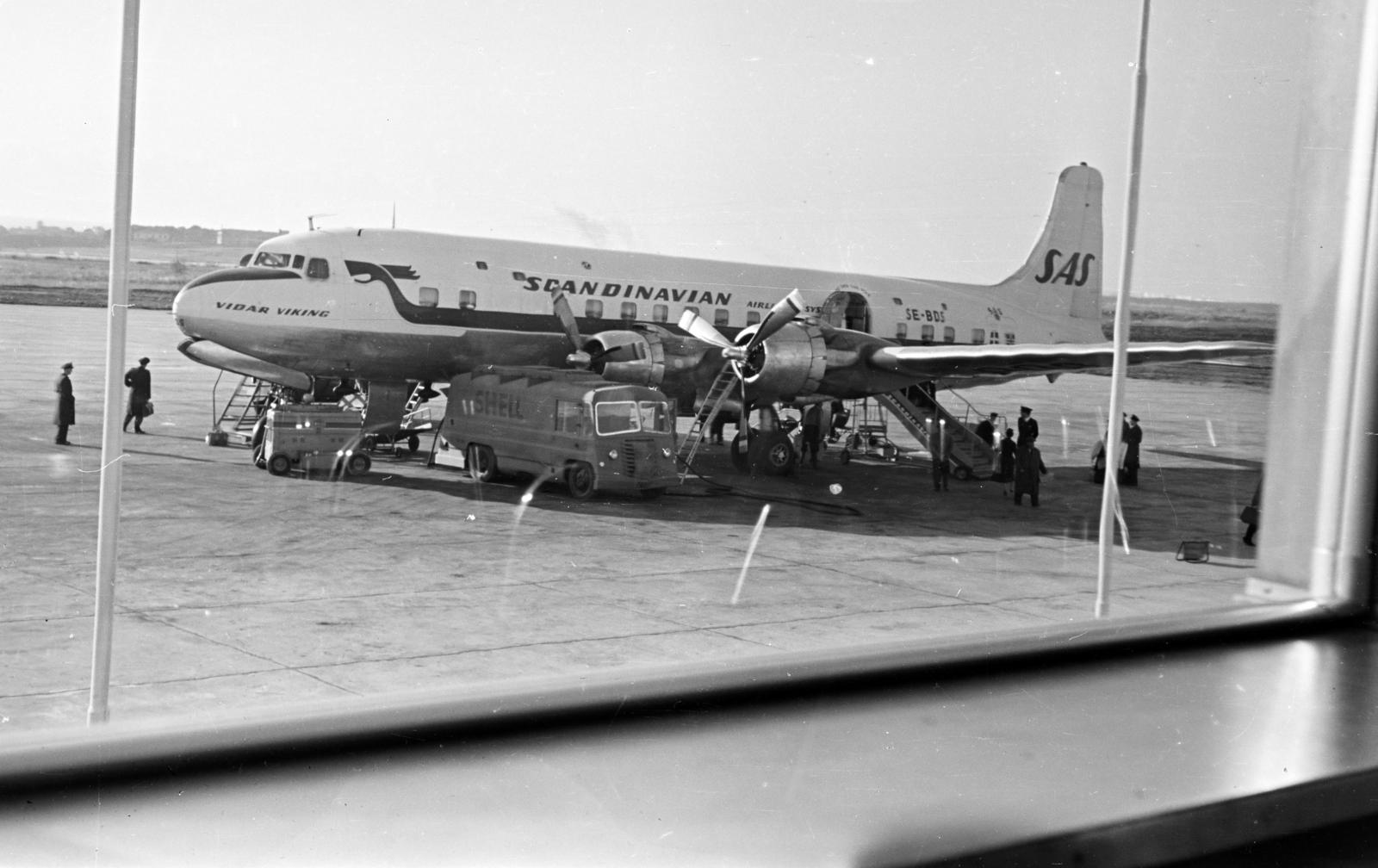1954, Bihari Erzsébet-Németh Tamás Lajos, airport, aircraft steps, airplane, Douglas DC-6, SAS airline, Douglas-brand, Fortepan #284370