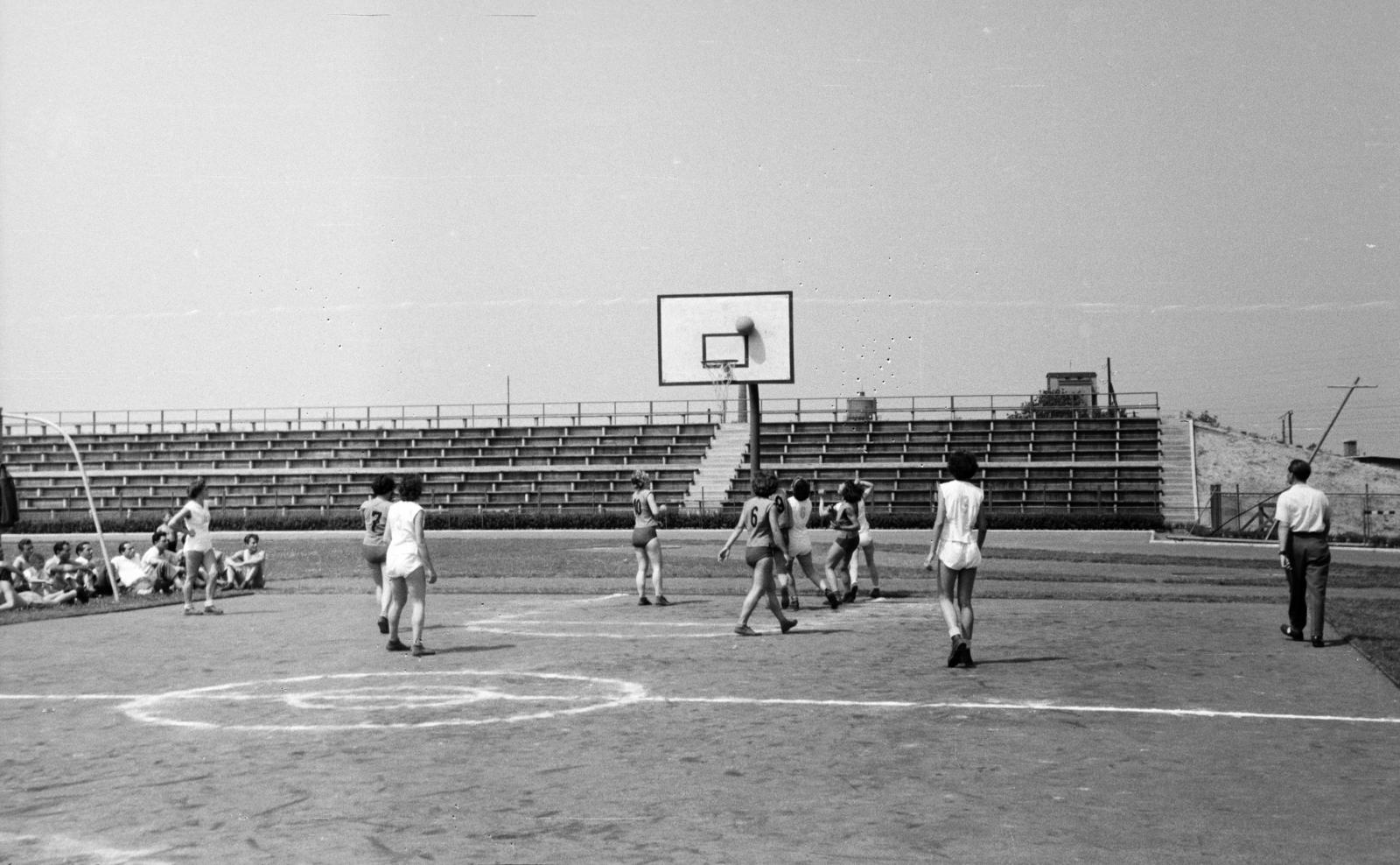 Hungary, Pécs, Verseny utca, a Pécsi Vasutas Sportkör (PVSK) sporttelepe., 1955, Bihari Erzsébet-Németh Tamás Lajos, basketball, Fortepan #284380
