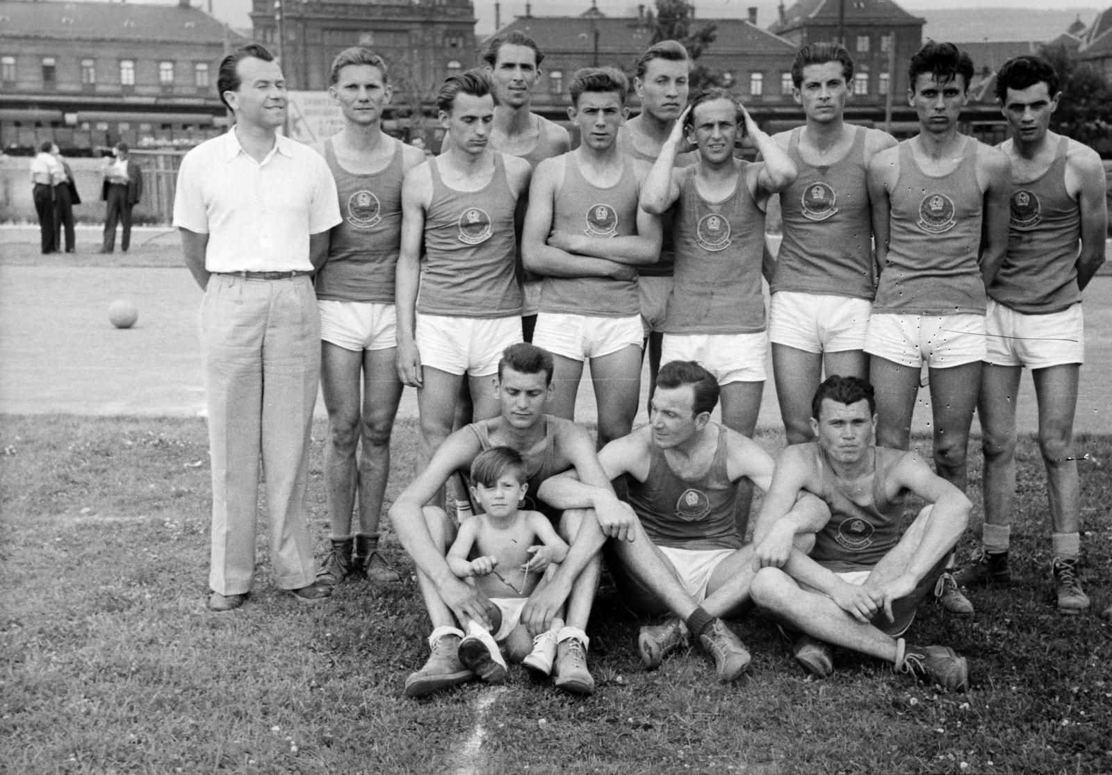 Hungary, Pécs, Verseny utca, a Pécsi Vasutas Sportkör (PVSK) sporttelepe. Háttérben a vasútállomás., 1955, Bihari Erzsébet-Németh Tamás Lajos, Fortepan #284381