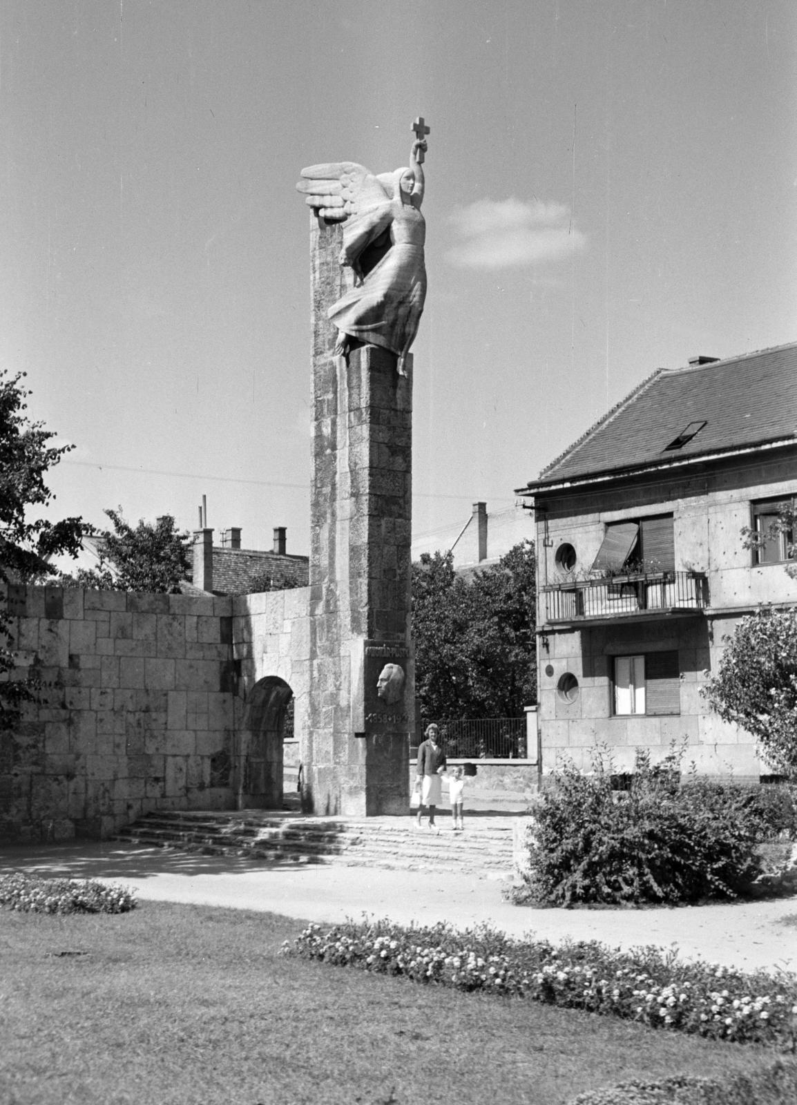 Magyarország, Székesfehérvár, Prohászka liget, Prohászka Ottokár emlékműve (Ohmann Béla, 1943.). Háttérben a Lakatos utca 17-es számú ház látható., 1956, Bihari Erzsébet-Németh Tamás Lajos, Fortepan #284389