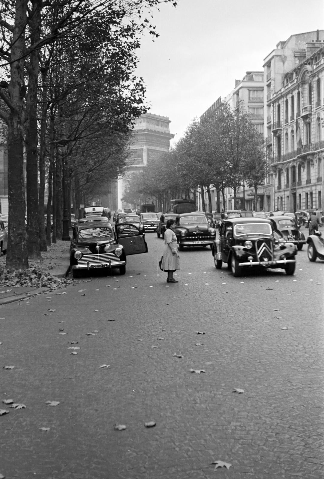France, Paris, Avenue de Friedland a Place Charles de Gaulle (Place de l'Étoile) felé, jobbra a Hotel Napoléon., 1955, Bihari Erzsébet-Németh Tamás Lajos, Fortepan #284406