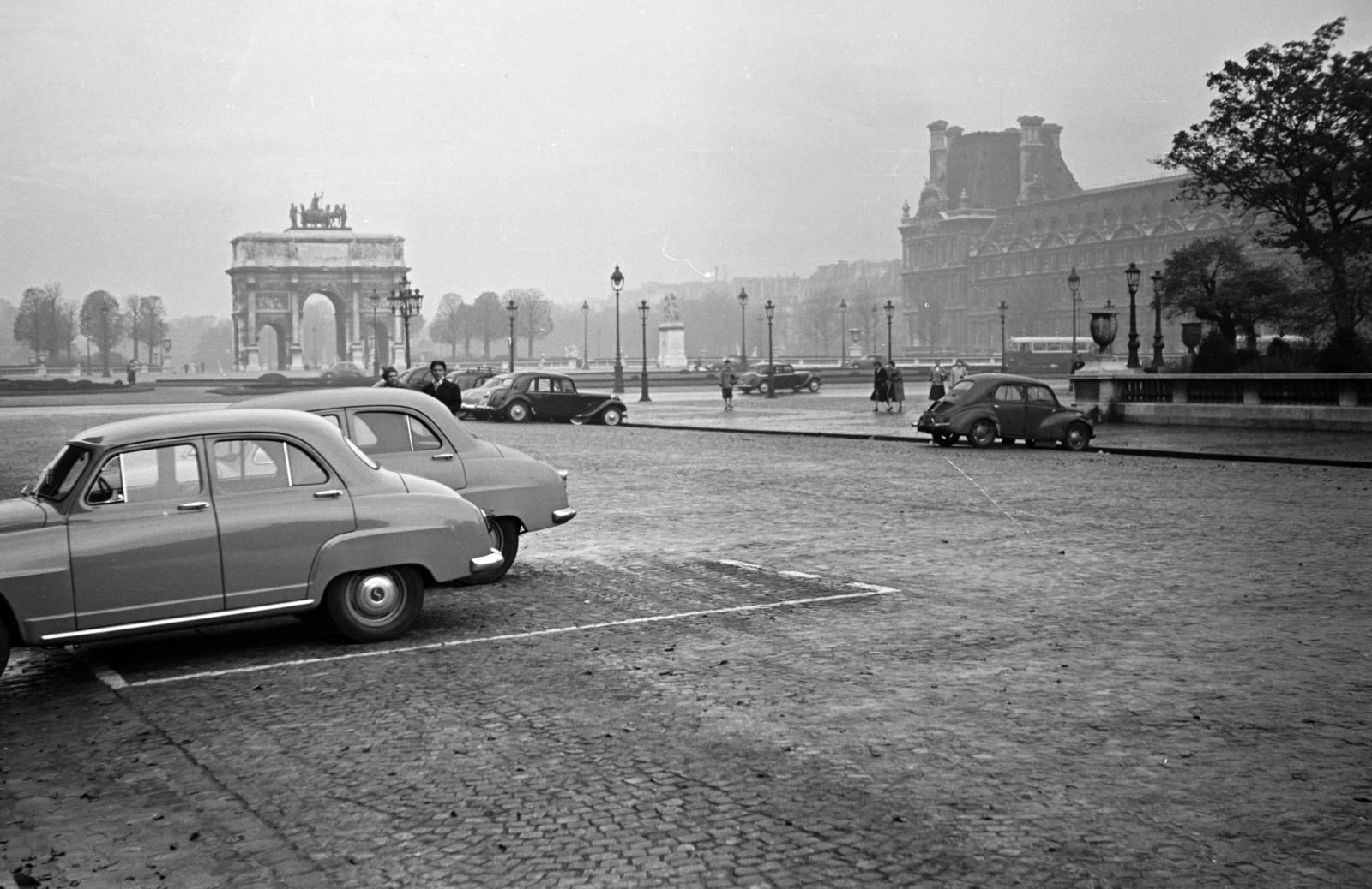 France, Paris, Place du Carrousel, háttérben balra a Carrousel-diadalív (Arc de Triomphe du Carrousel)., 1955, Bihari Erzsébet-Németh Tamás Lajos, Fortepan #284409