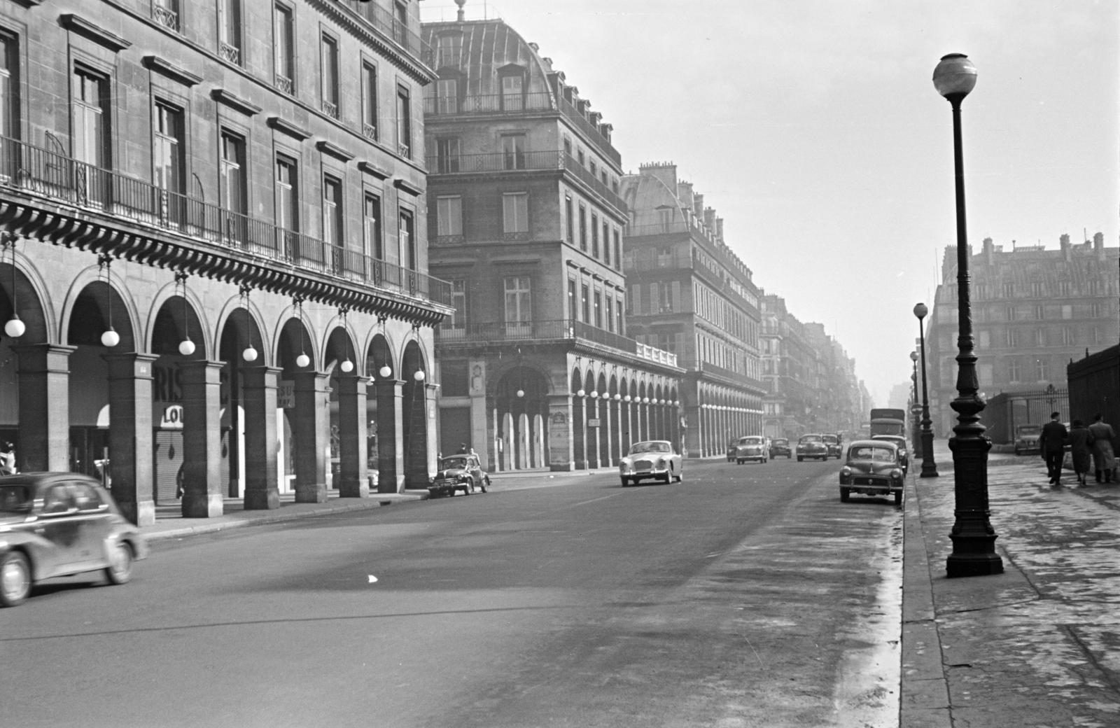 Franciaország, Párizs, Rue de Rivoli, balra a Rue de Marengo., 1955, Bihari Erzsébet-Németh Tamás Lajos, Fortepan #284412