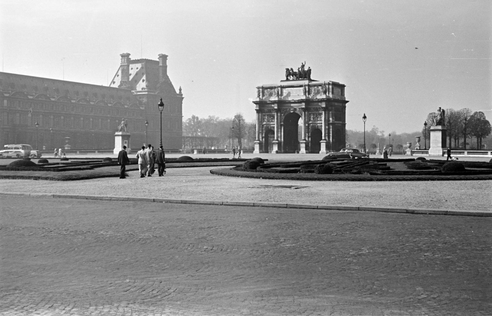 Franciaország, Párizs, Place du Carrousel, középen a Carrousel-diadalív (Arc de Triomphe du Carrousel)., 1955, Bihari Erzsébet-Németh Tamás Lajos, Fortepan #284414