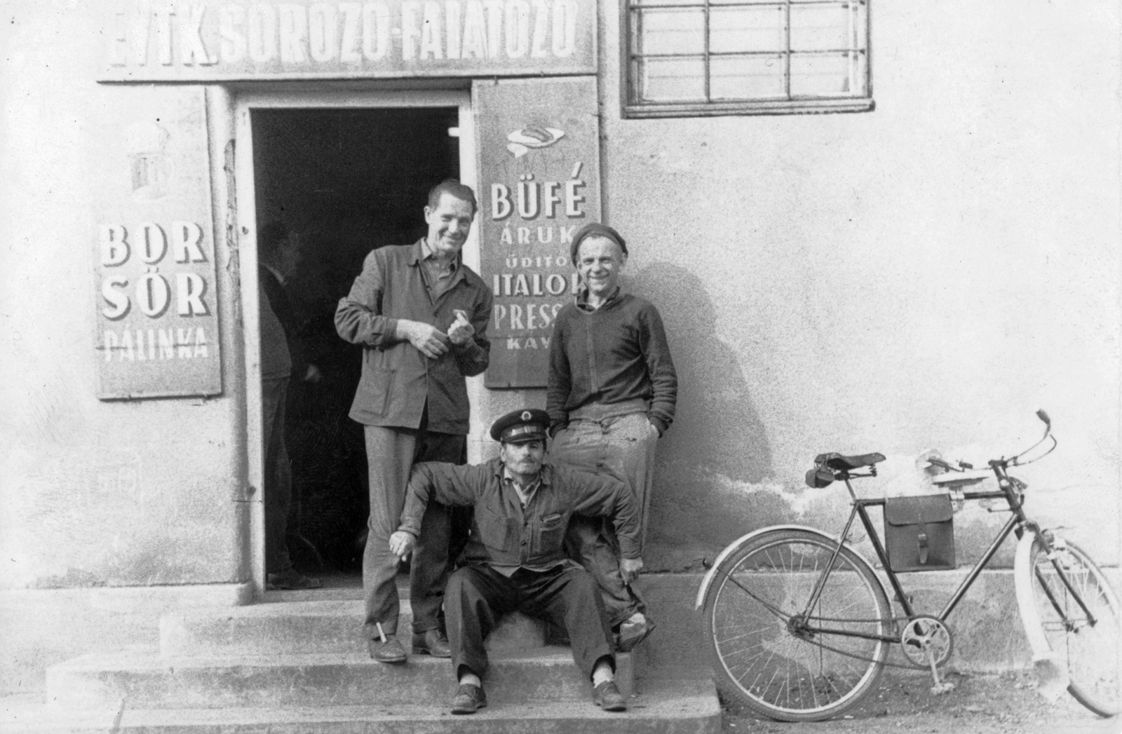 Hungary, Budapest XX., Erzsébeti Vasas Testedző Kör (EVTK) sporttelepi büfé., 1963, Nemzetes Ferenc, bicycle, peaked cap, Budapest, odd one out, cap, hands in pockets, Fortepan #28442