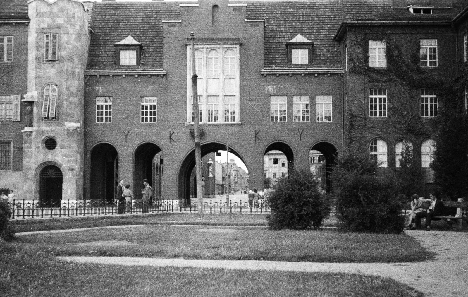 Magyarország, Szeged, Aradi vértanúk tere, háttérben az egyetem épületei, 1956, Bihari Erzsébet-Németh Tamás Lajos, Fortepan #284422