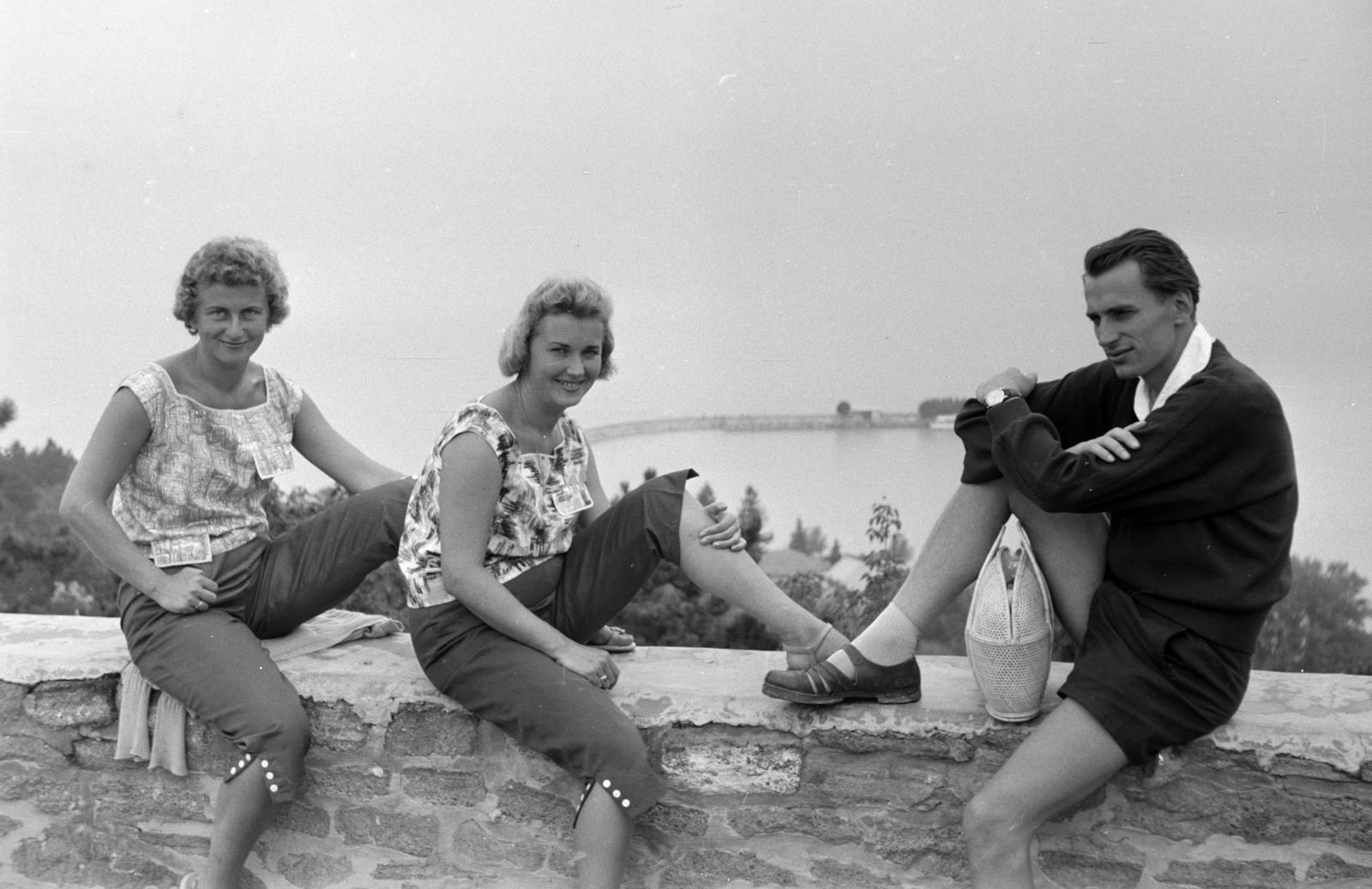 Magyarország,Balaton, Tihany, a felvétel a Pisky sétányon készült, háttérben a kikötő., 1959, Bihari Erzsébet-Németh Tamás Lajos, Fortepan #284428