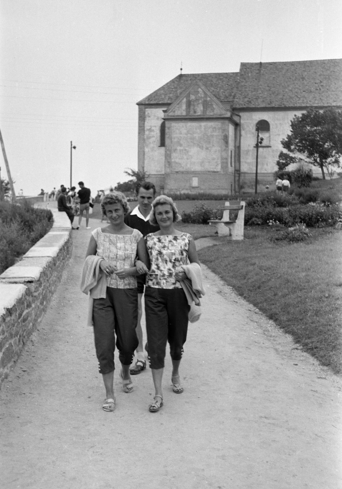 Magyarország,Balaton, Tihany, a felvétel a Pisky sétányon készült, háttérben a Bencés Apátság., 1959, Bihari Erzsébet-Németh Tamás Lajos, Fortepan #284430