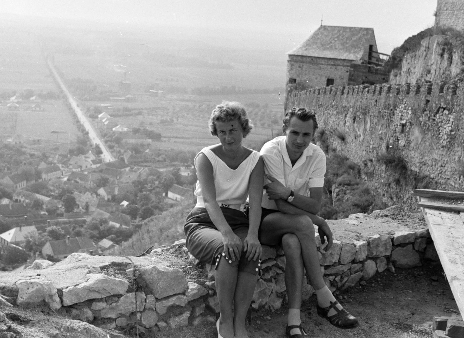 Magyarország, Sümeg, a felvétel a várban készült, háttérben a Mihályfai út, jobbra kaputorony látható., 1959, Bihari Erzsébet-Németh Tamás Lajos, Fortepan #284434