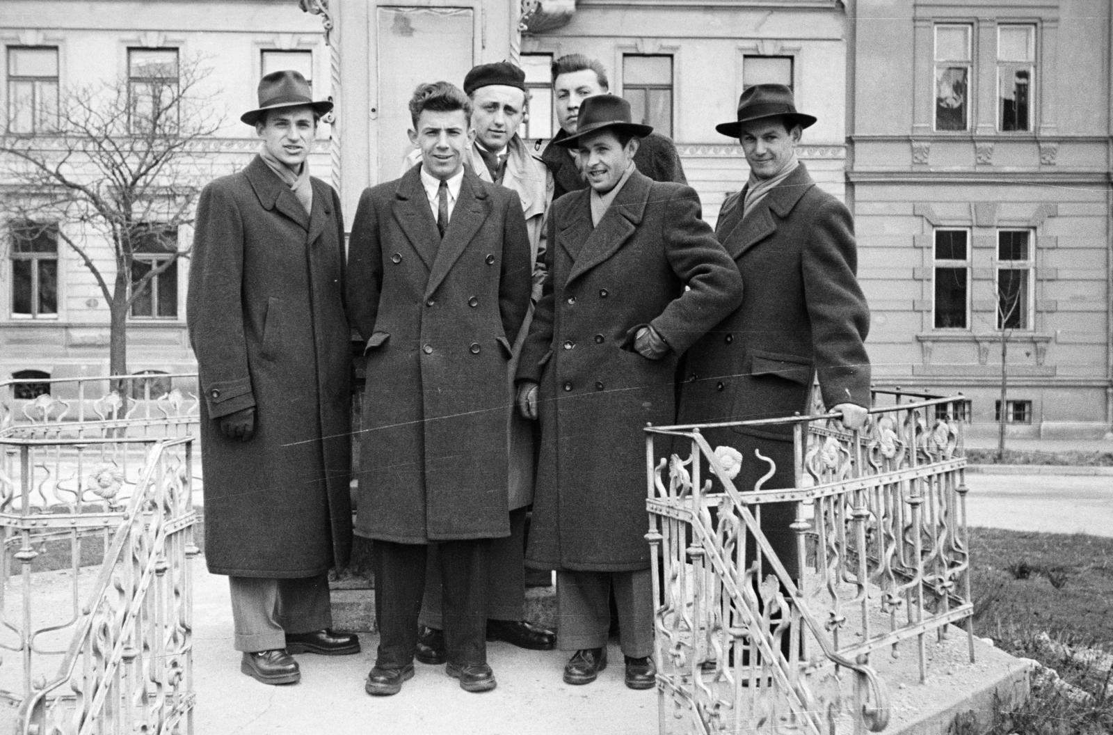 Hungary, Sopron, Deák (Sztálin) tér, a felvétel a Meteorológiai toronynál készült, háttérben a 9. és 11. számú ház látható., 1954, Bihari Erzsébet-Németh Tamás Lajos, tableau, men, hat, railing, coat, Fortepan #284442