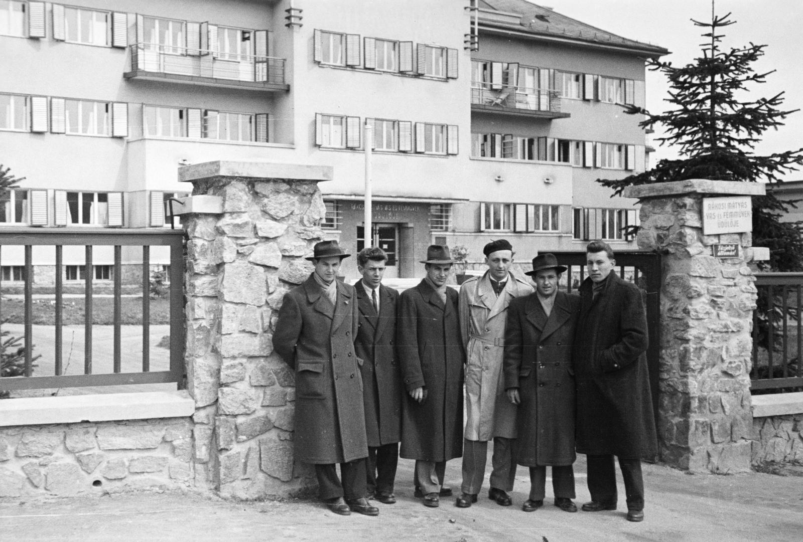 Hungary, Sopron, Lövér (Szabadság) körút, a felvétel a Rákosi Mátyás Vas- és Fémművek üdülője (korábban Lövér szálló) kapujánál készült., 1954, Bihari Erzsébet-Németh Tamás Lajos, Fortepan #284443