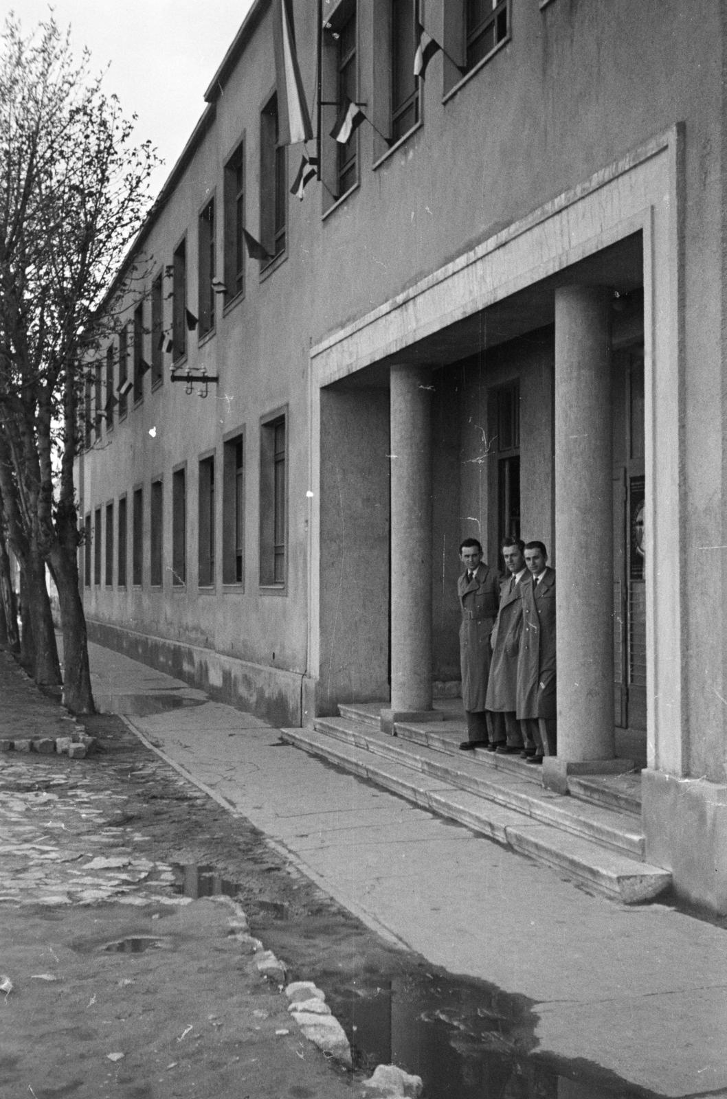 Hungary, Székesfehérvár, Deák Ferenc utca, Jáky József Útépítési Technikum (később középiskola)., 1954, Bihari Erzsébet-Németh Tamás Lajos, Fortepan #284446