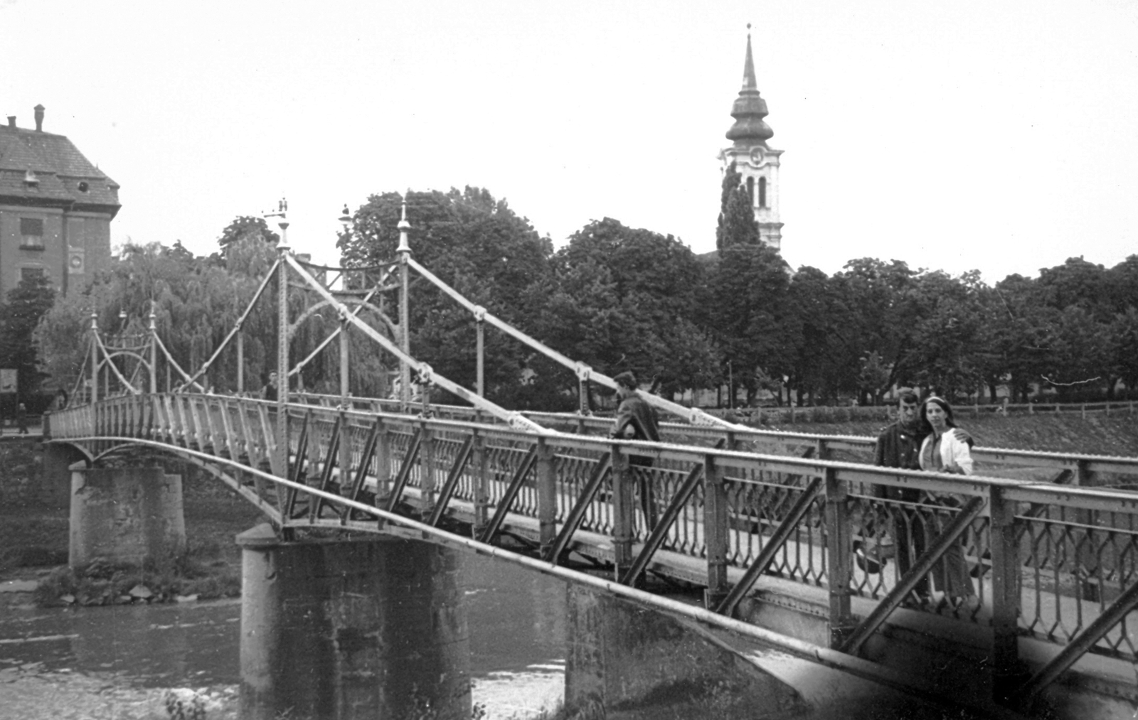Románia, Nagyvárad, a régi Garasos híd, háttérben a Nagyvárad-Olaszi református templom., 1968, Kibédi Károly, híd, Fortepan #28445