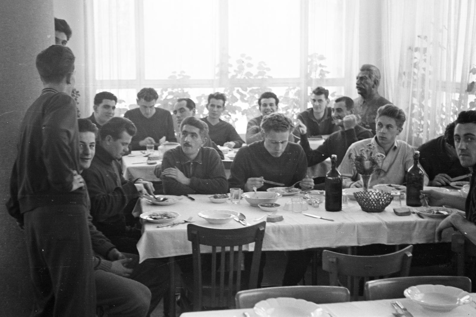 Hungary, Tata, Baji út, Tatai Edzőtábor. Válogatott kosárlabdázók az étteremben., 1954, Bihari Erzsébet-Németh Tamás Lajos, meal, personality cult, sculpture, hospitality, Fortepan #284452