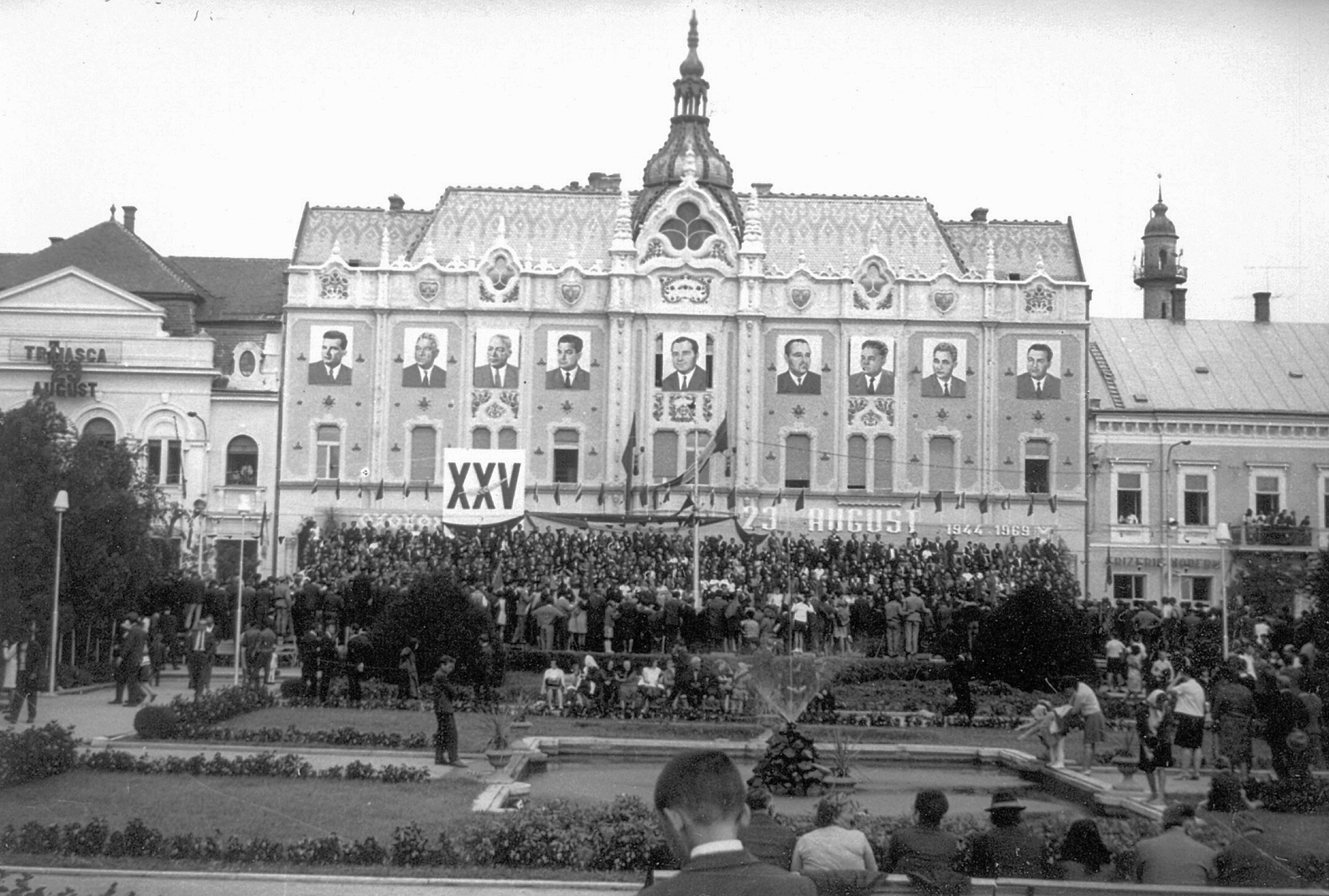 Románia,Erdély, Szatmárnémeti, Deák tér (Piata Libertatii), ünnepség a Dacia (egykor Pannónia) hotel előtt., 1969, Kibédi Károly, szálloda, szecesszió, politikai dekoráció, tribün, Nicolae Ceaușescu-ábrázolás, Art Nouveau, Bálint Zoltán-terv, Jámbor Lajos-terv, Gheorghe Apostol-ábrázolás, Emil Bodnăraș-ábrázolás, Fortepan #28446