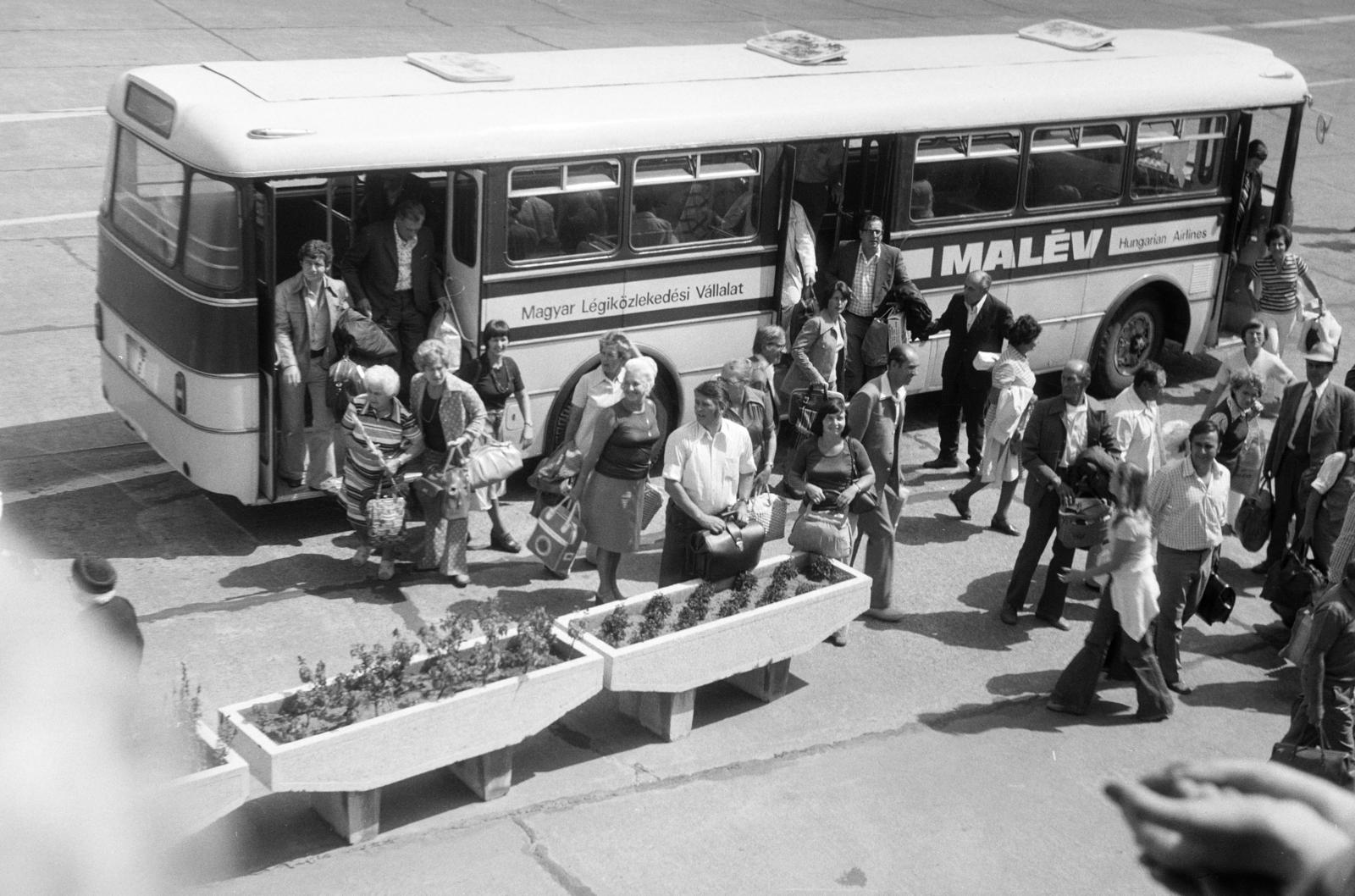 Magyarország, Ferihegyi (ma Liszt Ferenc) repülőtér, Budapest XVIII., a felvétel a kilátó teraszról készült., 1976, Bihari Erzsébet-Németh Tamás Lajos, Ikarus 556, Budapest, MALÉV légitársaság, Fortepan #284464