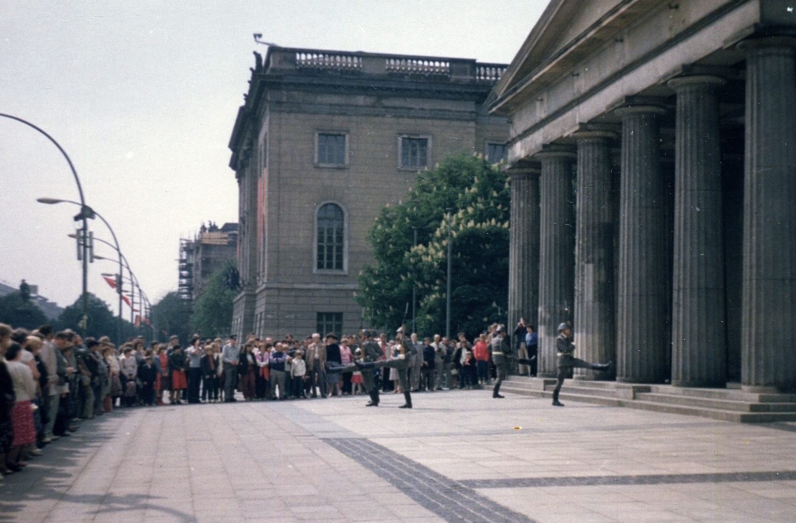 Germany, Berlin, Kelet-Berlin, Unter den Linden, a háborús áldozatok emlékműve (Neue Wache), őrségváltás., 1979, Kibédi Károly, colorful, GDR, guard, East-Berlin, guard of honour, Fortepan #28448