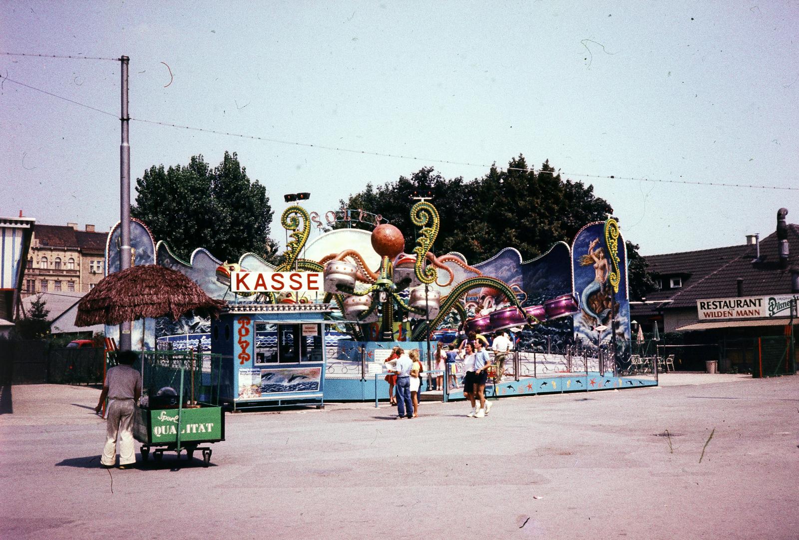 Ausztria, Bécs, Ausstellunsgsstraße, középen a Práter Polyp nevü ringlispilje, balra a háttérben az Ausstellungsstraße 7., jobbra a Restaurant zum Wilden Mann nevü étterem., 1974, Domokos József, színes, Fortepan #284485