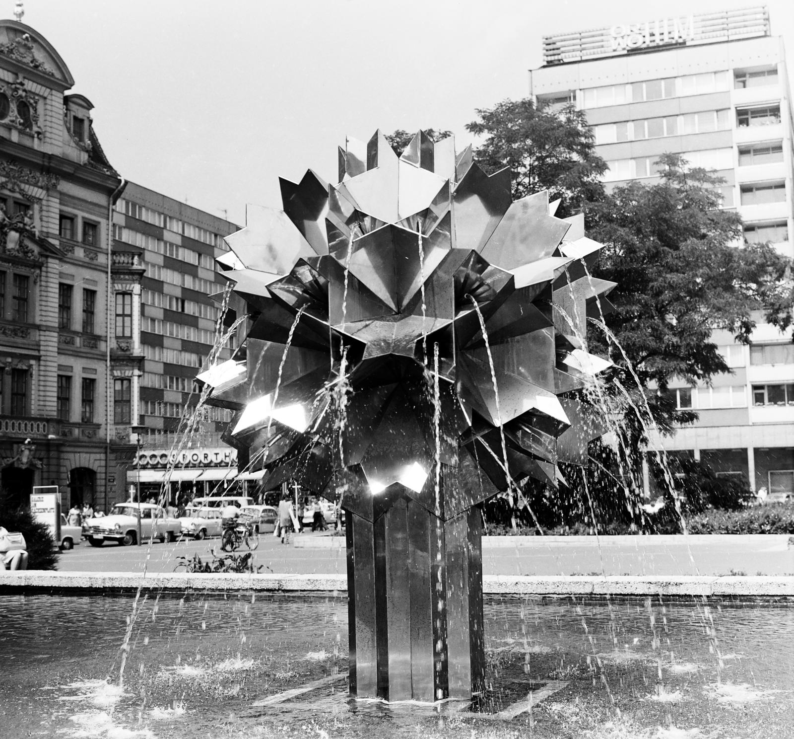 Germany, Leipzig, Sachsenplatz (ma a lipcsei Szépművészeti Múzeum áll a tér helyén), Springbrunnen (Harry Müller, 1972.)., 1973, Domokos József, modern art, GDR, Fortepan #284494