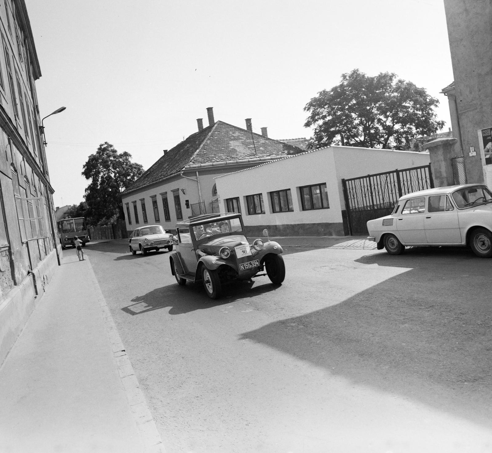 Hungary, Sopron, Ferenczy János utca, oldtimer rally egyik résztvevője a Kossuth Lajos utca közelében., 1978, Domokos József, Tatra 12, Fortepan #284499