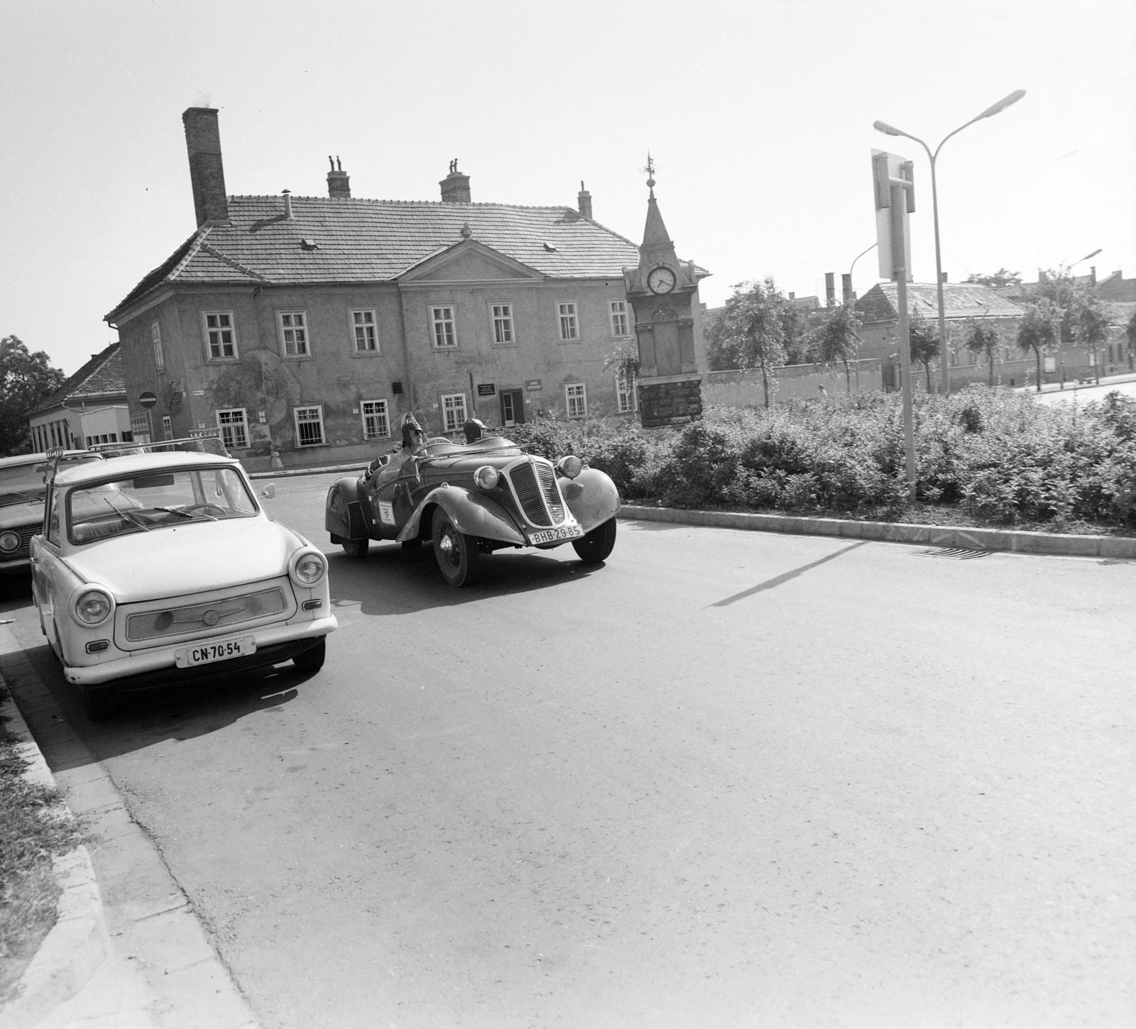 Magyarország, Sopron, Kossuth Lajos utca, oldtimer rally egyik résztvevője, jobbra az Óratorony. Balra szemben a Ferency János utca torkolata., 1978, Domokos József, rendszám, Trabant 601, Fortepan #284500