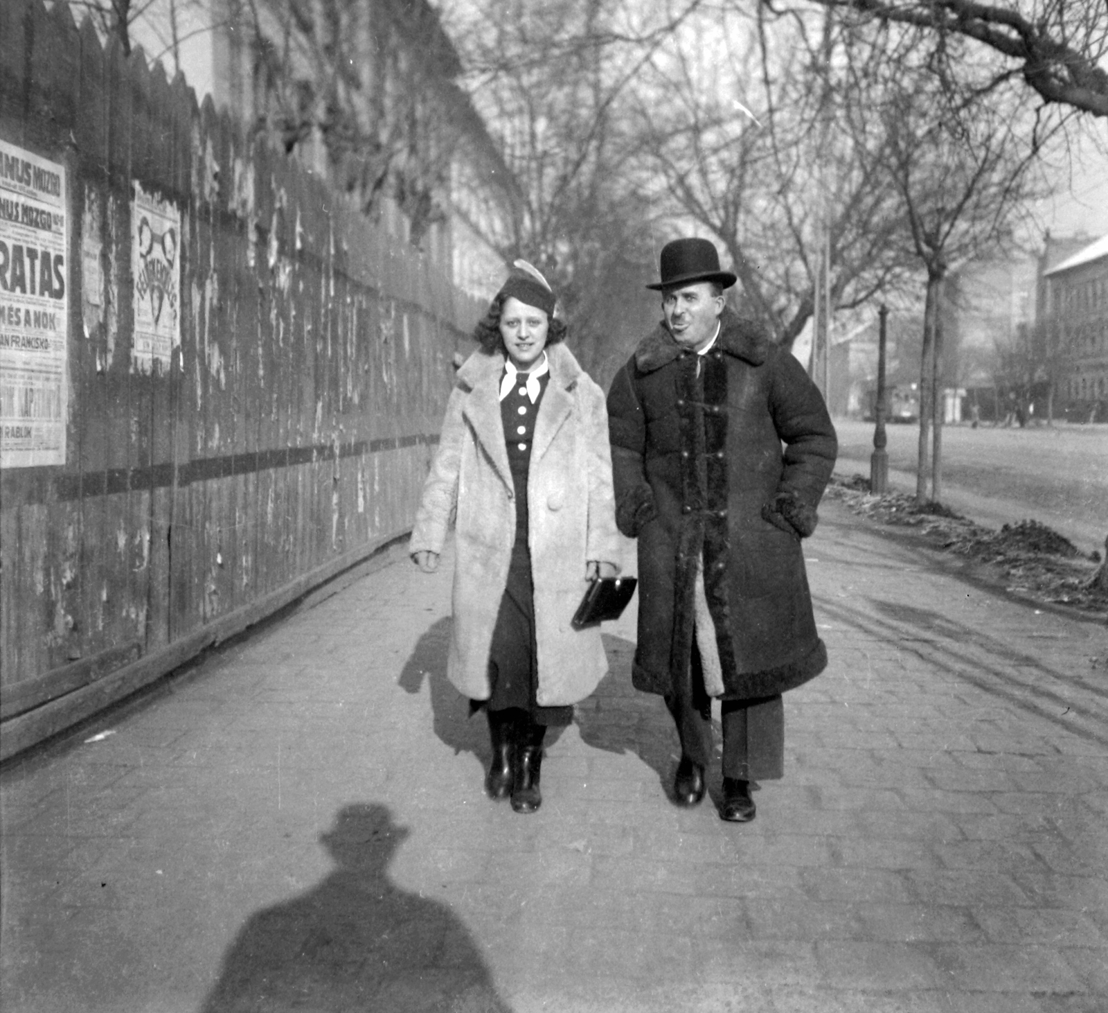 Hungary, Budapest XIII., Váci út a Föveny utca környékén., 1928, Fortepan, Budapest, tram, lady, gentleman, fur coat, sticking tongue out, Fortepan #28451