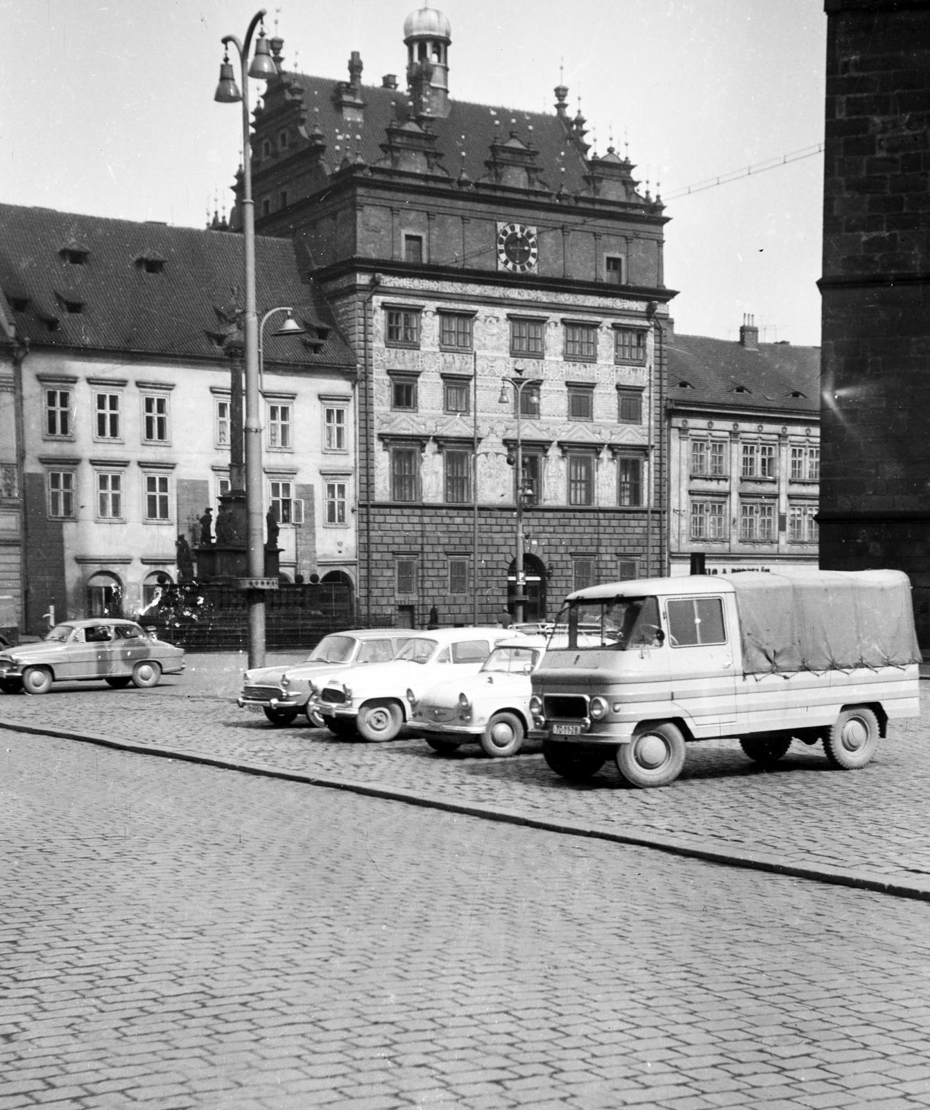 Csehország, Plzeň, náměstí Republiky, szemben a Városháza, jobbra a Szent Bertalan-katedrális épületének sarka látszik., 1967, Domokos József, Fortepan #284517