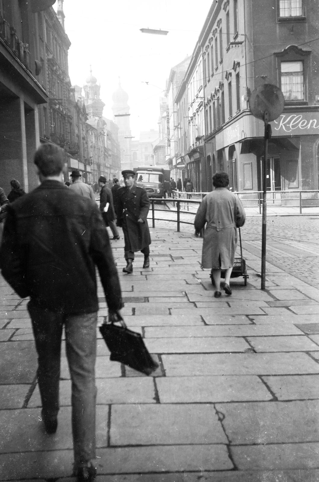 Csehország, Plzeň, Náměstí Republiky, távolban Európa második legnagyobb zsinagógájának sziluettje látható., 1967, Domokos József, Fortepan #284518