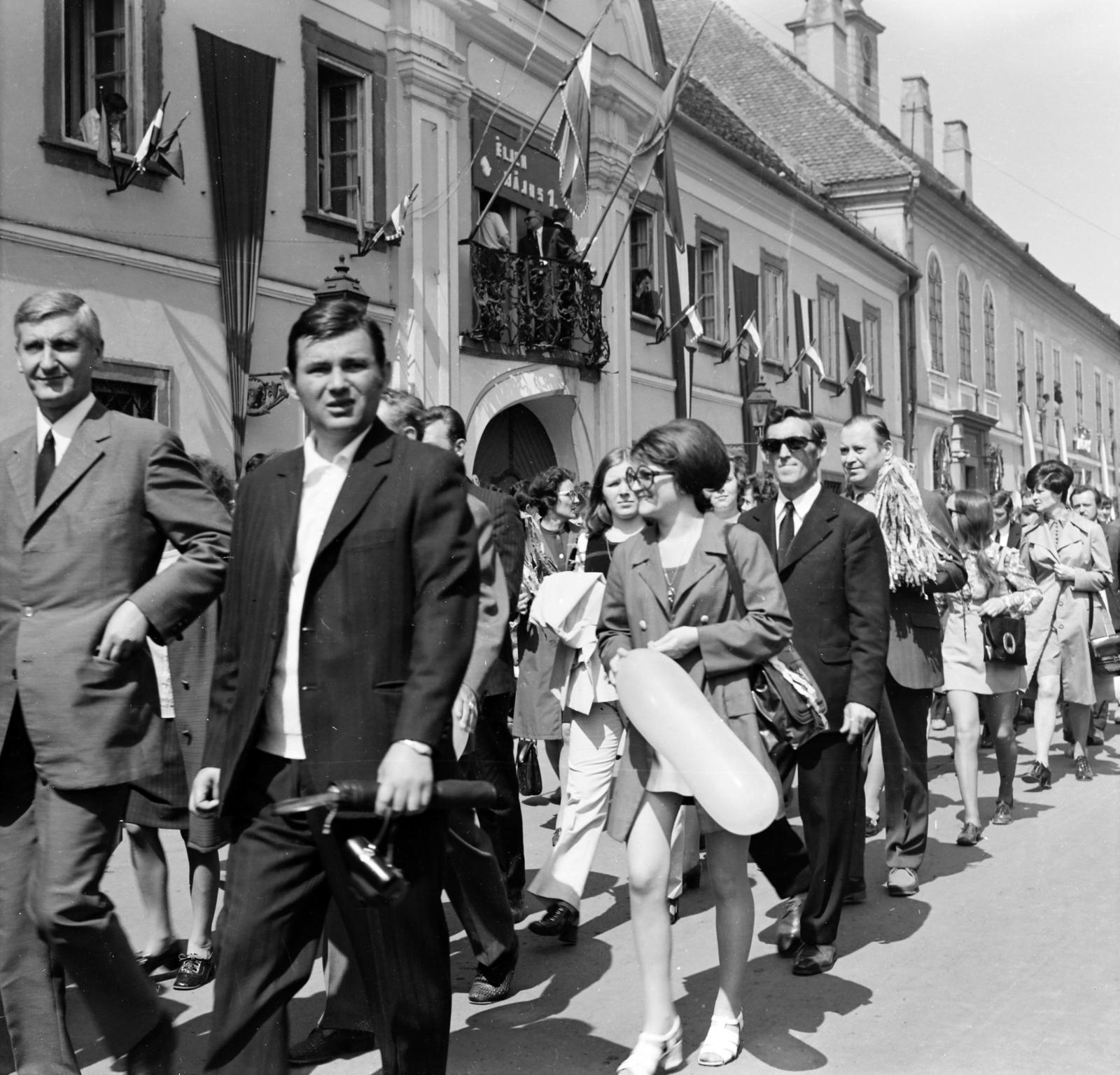 Hungary, Vác, Március 15. tér, május 1-i felvonulás résztevevői a Városháza előtt., 1975, Domokos József, Fortepan #284521