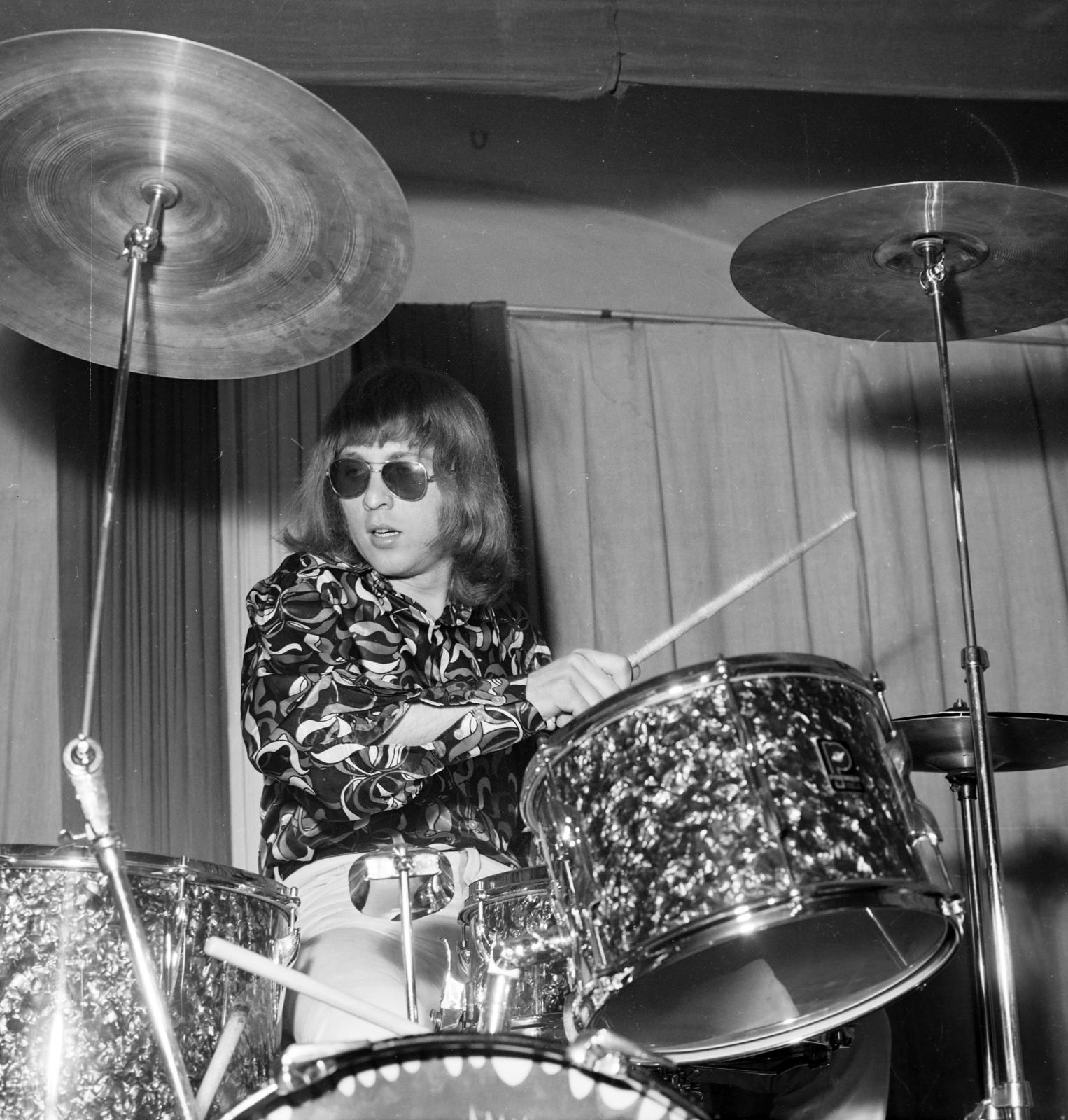 Hungary, Budapest V., Nádor (Münnich Ferenc) utca 19. (Arany János utca 13.), az Utasellátó Vállalat klubja. Tóth József a Hungaria együttes tagja., 1970, Domokos József, Budapest, Fortepan #284541