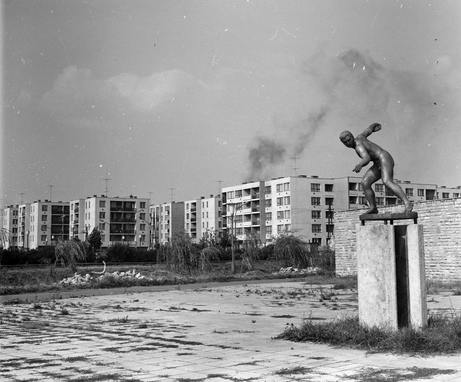 Hungary, Vác, Stadion utca, a Városi Stadion bejáratánál áll Sóváry János szobrászművész Diszkoszvető című szobra., 1969, Domokos József, Fortepan #284548
