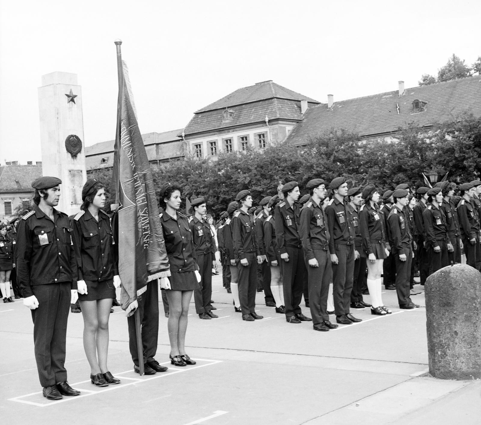 Hungary, Vác, Schuszter Konstantin (Konstantin) tér, a háttérben a szovjet hősi emlékmű és a papnevelő intézet (papnövelde) épülete látható., 1974, Domokos József, Fortepan #284549