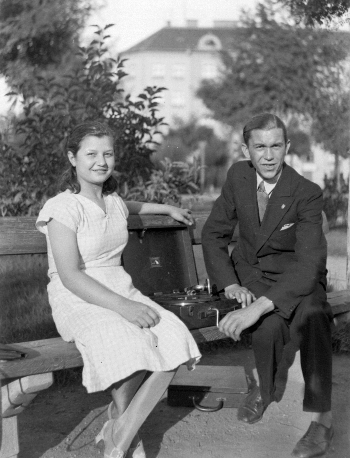 1935, Fortepan, gramophone, man and woman, bench, Fortepan #28456