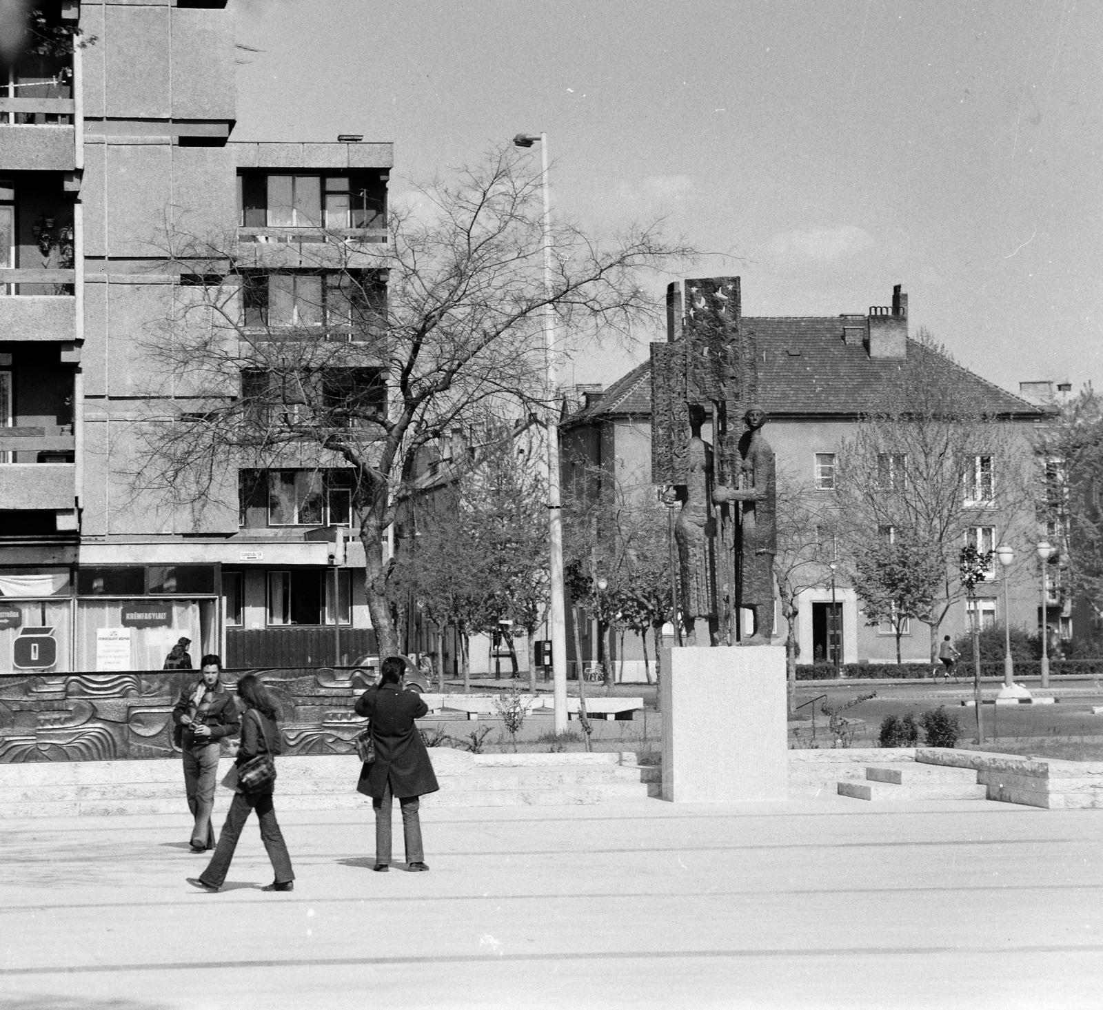 Hungary, Vác, Szent István (Szabadság) tér, jobbra a Felszabadulási emlékmű (később Béke-szobor) Somogyi József 1975-ben felavatott alkotása., 1978, Domokos József, Fortepan #284564