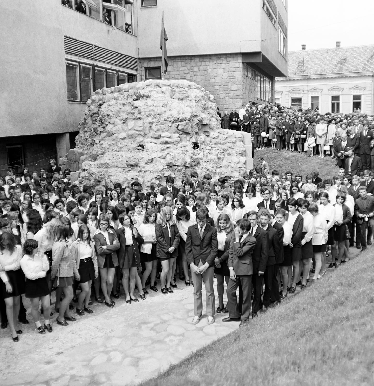 Hungary, Vác, Géza király tér, a Gimnázium és Szakközépiskola (később I. Géza Király Közgazdasági Szakgimnázium) udvara, ballagás., 1972, Domokos József, Fortepan #284571