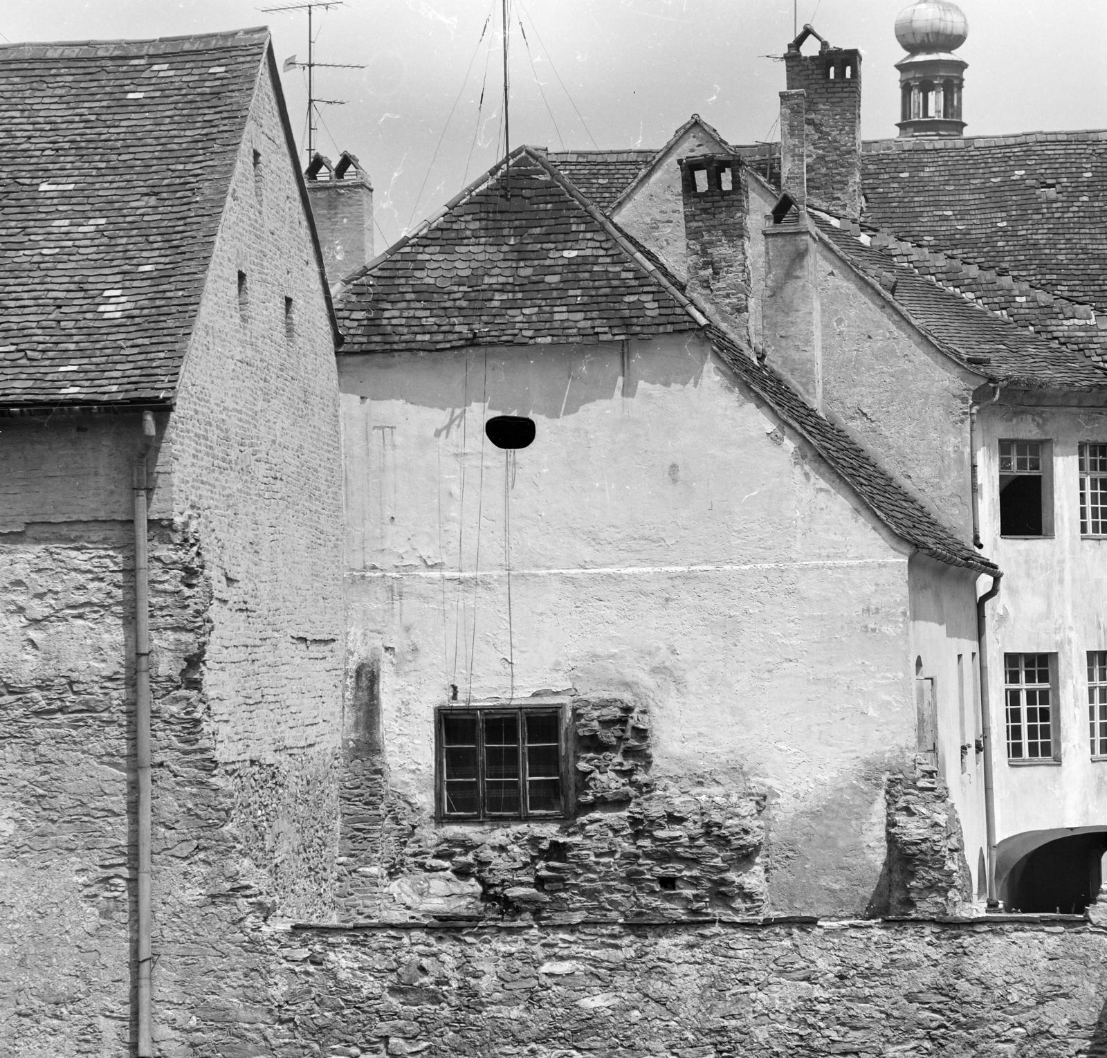 Hungary, Kőszeg, városfal a Várkör felől nézve, szemben az Állami Zeneiskola (ma Budaker Gusztáv Zeneiskola). A Chernel utca épületei mögött a Szent Imre-templom tornya., 1973, Domokos József, Fortepan #284572