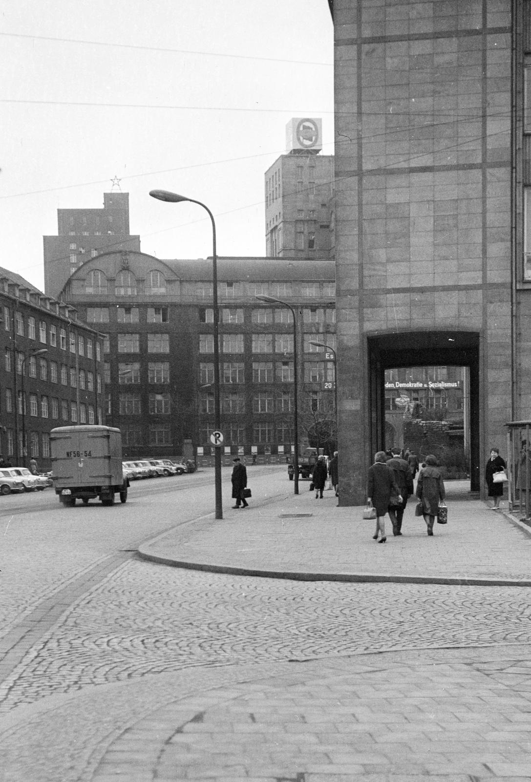 Németország, Jéna, a Teichgraben a Holzmarkt felöl a Leutragraben felé nézve, szemben a Zeiss gyár., 1972, Domokos József, NDK, Fortepan #284577