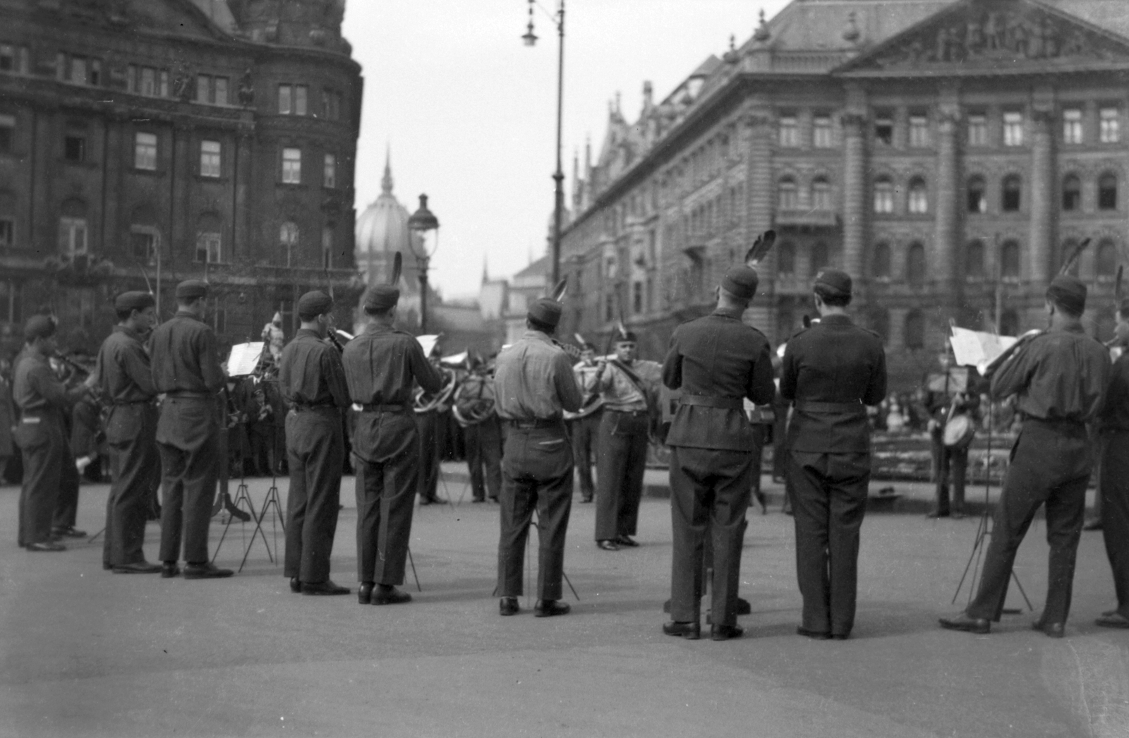 Hungary, Budapest V., Szabadság tér, fúvószenekar az irredenta emlékhelynél, háttérben a Vécsey utca és a Parlament., 1938, Fortepan, wind band, youth military organisation, Budapest, back, Fortepan #28458