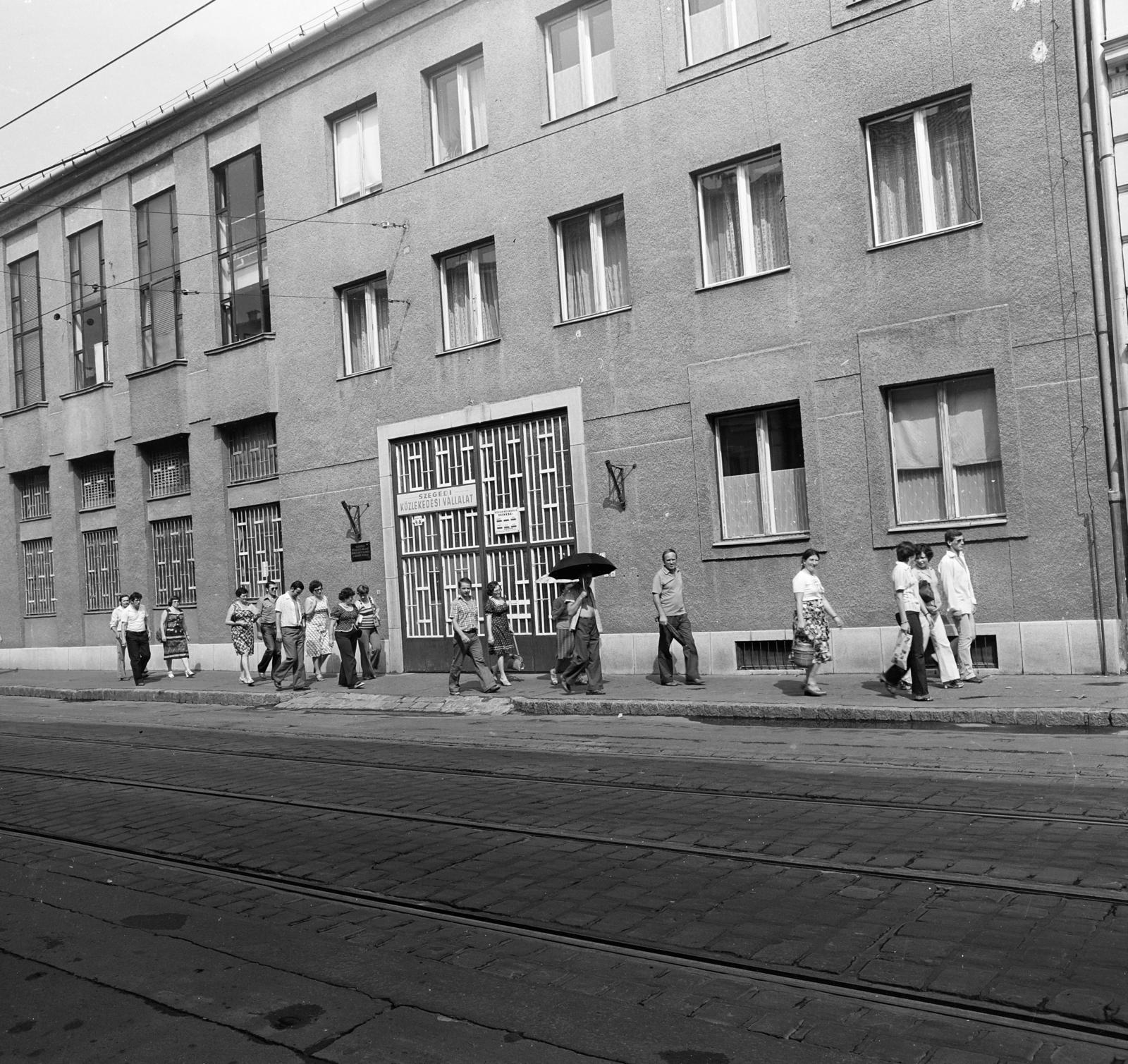 Hungary, Szeged, Zrínyi utca 4-8., a Szegedi Közlekedési Vállalat központja., 1972, Domokos József, Fortepan #284580
