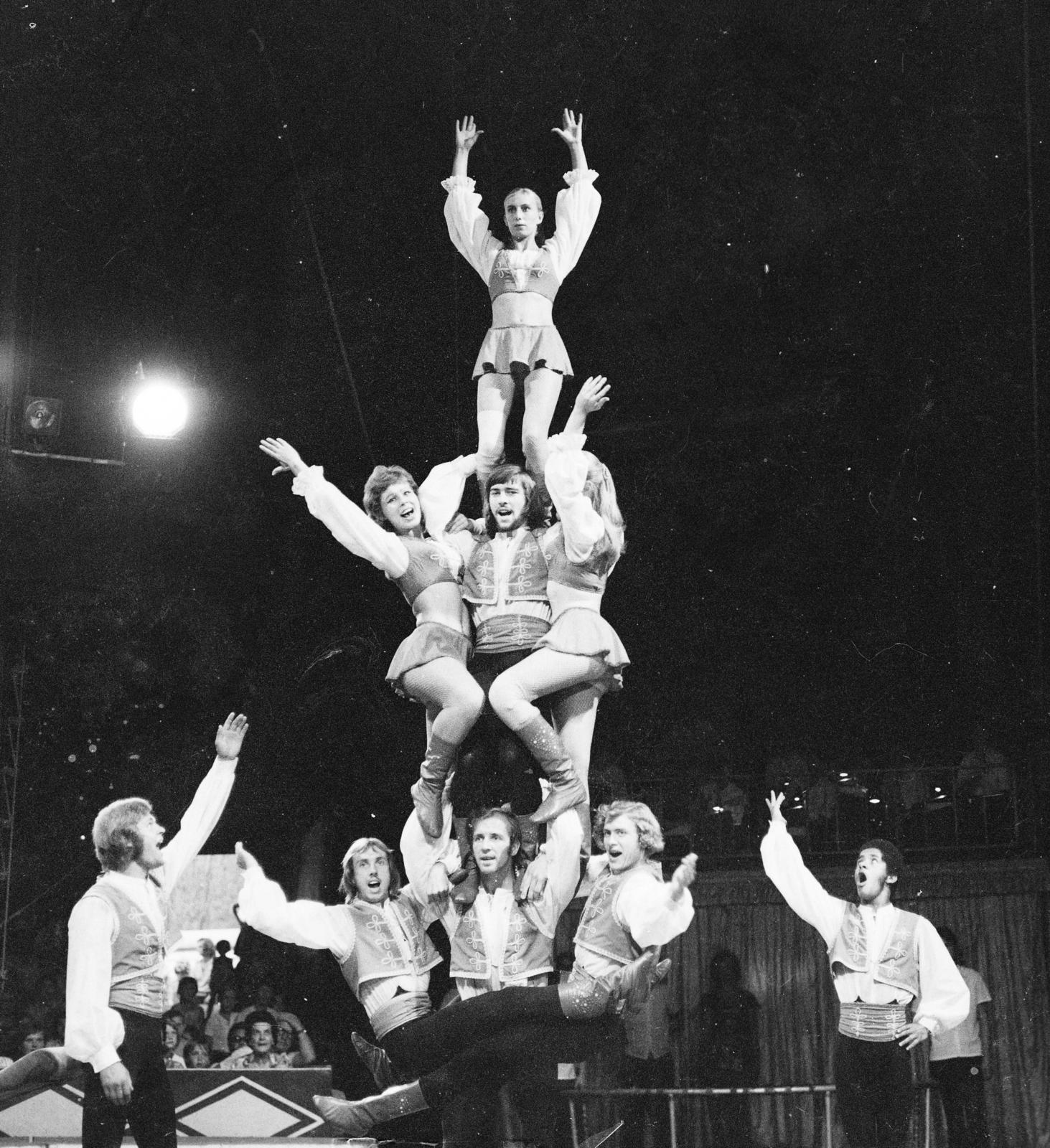 1972, Domokos József, cirkusz, mutatvány, emberi piramis, Fortepan #284581