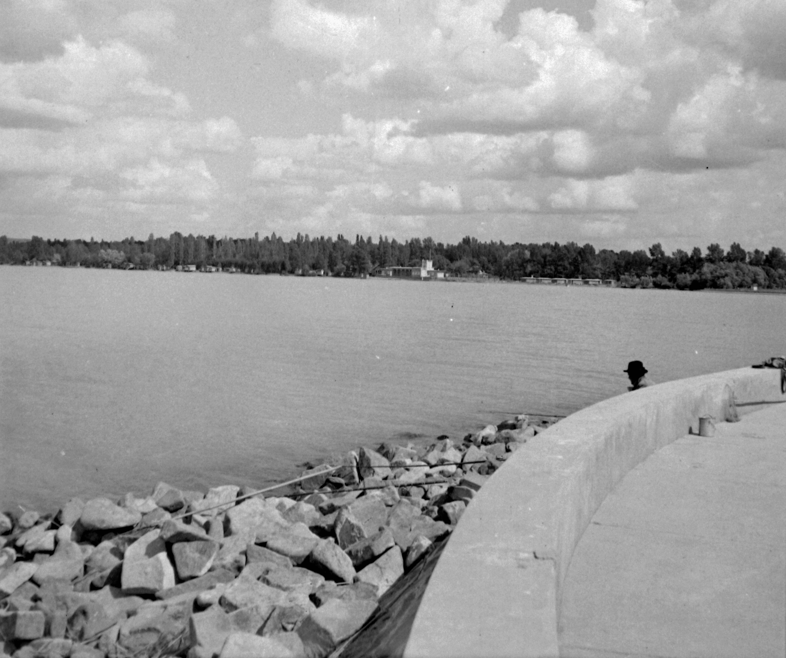 Hungary, Balatonszemes, móló. Háttérben a Fürdőegyesület Vigadója (később Vigadó étterem)., 1935, Fortepan, Fortepan #28459